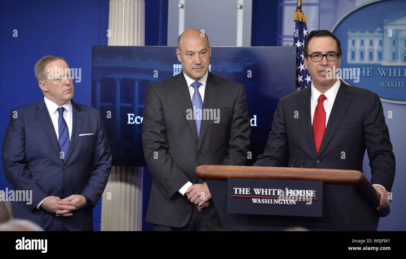 Il segretario al Tesoro Steven Mnuchin (R) rende il commento come Casa Bianca capo consulente economico Gary Cohn (C) e premere il Segretario Sean Spicer ascoltare come loro rotolano fuori un ampio programma per la riforma fiscale, alla Casa Bianca, 26 aprile 2017, a Washington, DC. Il Trump Administration sta cercando di tagliare e personale aziendale tasse, eliminare alcune deduzioni e stimolare l'economia tramite il rimpatrio dei profitti oltremare dalle aziende americane. Foto di Mike Theiler/UPI Foto Stock