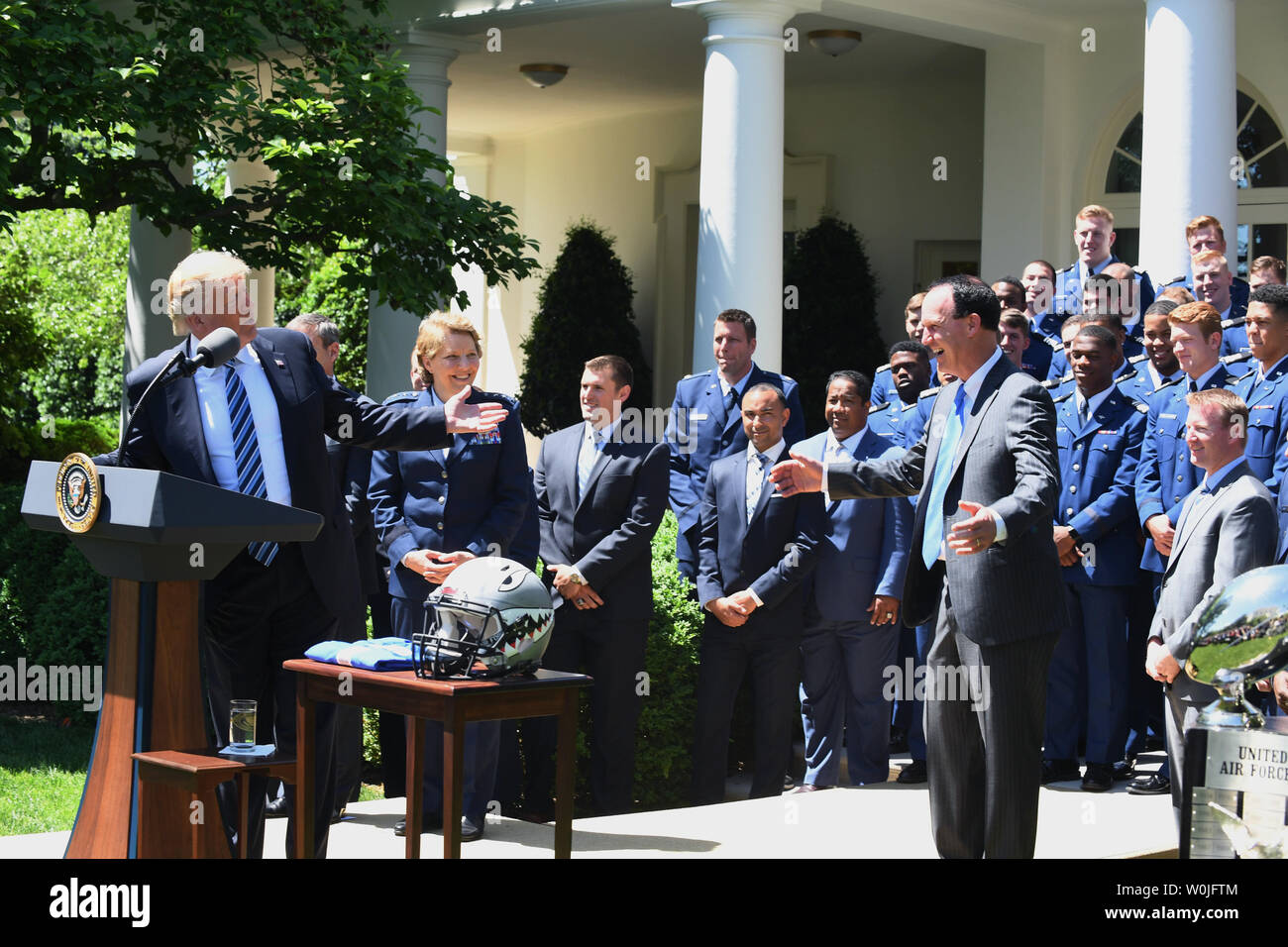 Stati Uniti Presidente Donald Trump fa un commento con la Air Force Academy football team coach Troy Calhoun dopo aver assegnato il Commander-In-Chief Trophy per gli Stati Uniti Air Force Academy durante la cerimonia evento nel Giardino delle Rose della Casa Bianca a Washington il 2 maggio 2017. Il trofeo viene assegnato ogni anno per il vincitore dell'esercito, la marina e la Air Force rivalità di calcio. Foto di Pat Benic/UPI Foto Stock