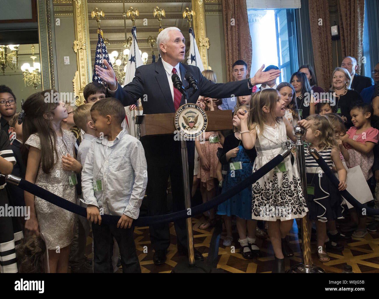 Vice Presidente Mike Pence, uniti da bambini di famiglie di militari, offre un commento a un evento il riconoscimento nazionale militare di apprezzamento al mese e Militare Nazionale di coniuge apprezzamento giorno, di Eisenhower Executive Office Building a Washington D.C. il 9 maggio 2017. Foto di Kevin Dietsch/UPI Foto Stock