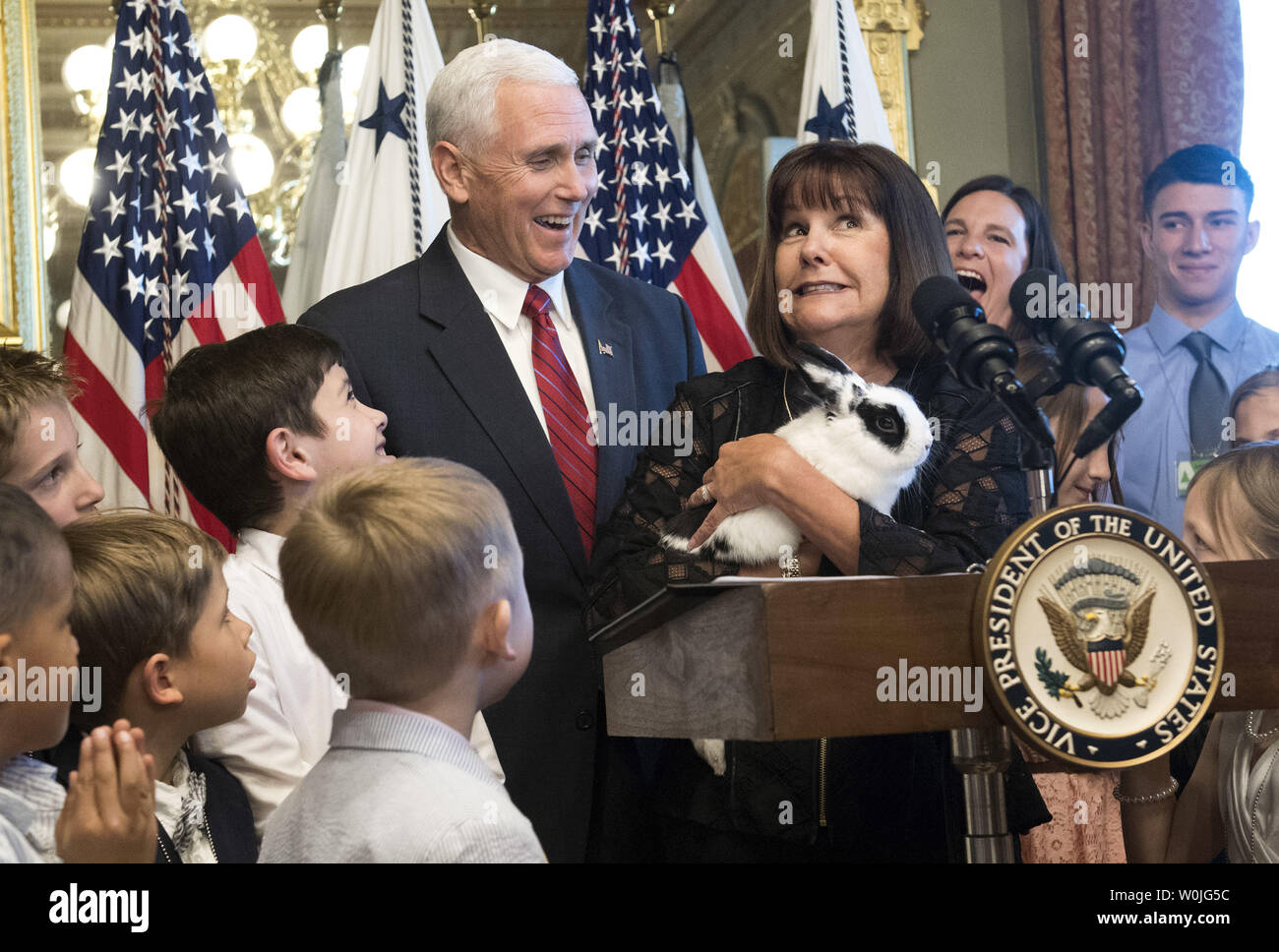 Vice Presidente Mike Pence e sua moglie Karen Pence mostrare un coniglio come essi offre commento militari per famiglie a un evento il riconoscimento nazionale militare di apprezzamento al mese e Militare Nazionale di coniuge apprezzamento giorno, di Eisenhower Executive Office Building a Washington D.C. il 9 maggio 2017. Foto di Kevin Dietsch/UPI Foto Stock