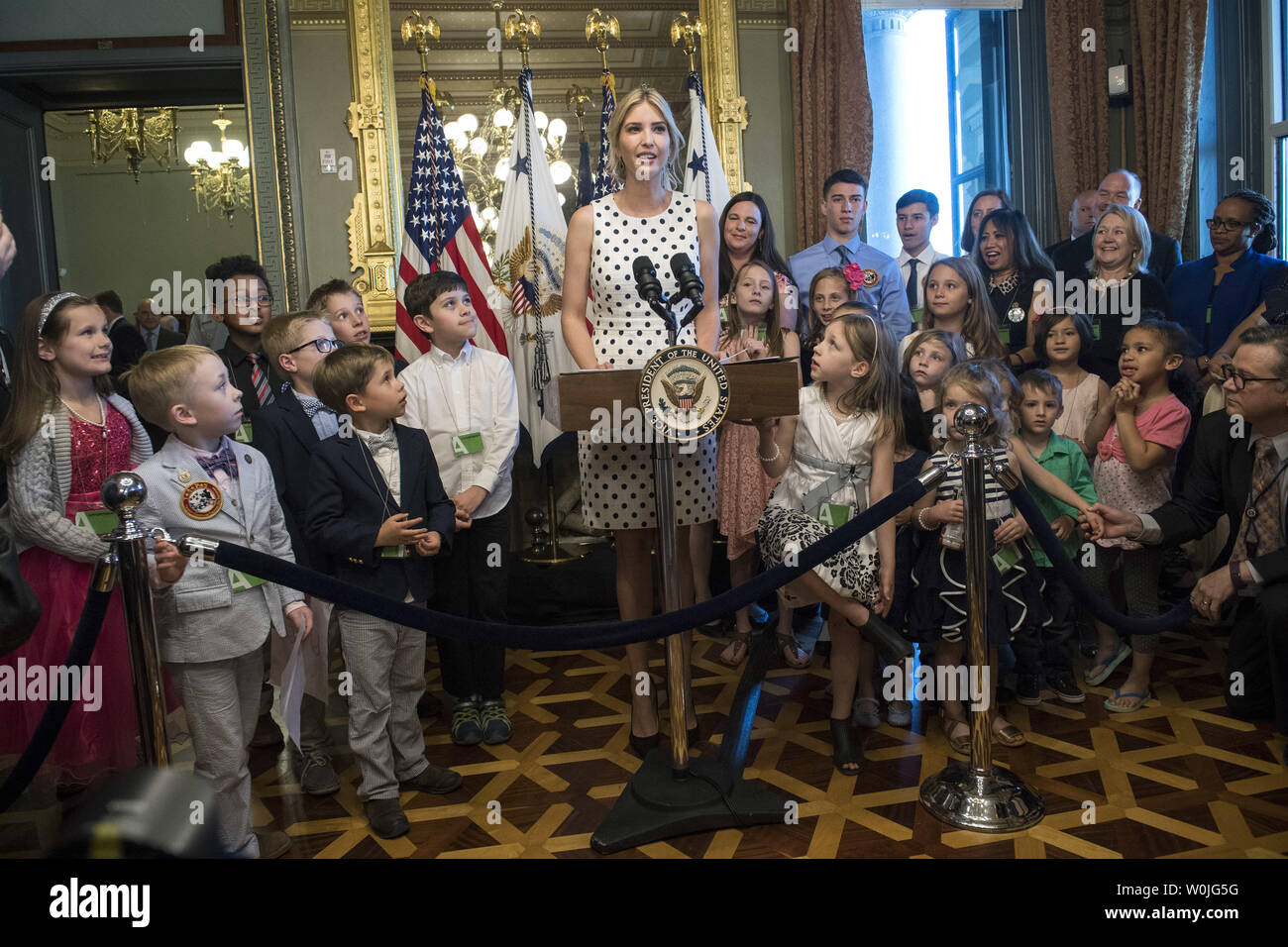 Ivanka Trump, la figlia del presidente Donald Trump, offre commento militari per famiglie a un evento il riconoscimento nazionale militare di apprezzamento al mese e Militare Nazionale di coniuge apprezzamento giorno, di Eisenhower Executive Office Building a Washington D.C. il 9 maggio 2017. Foto di Kevin Dietsch/UPI Foto Stock