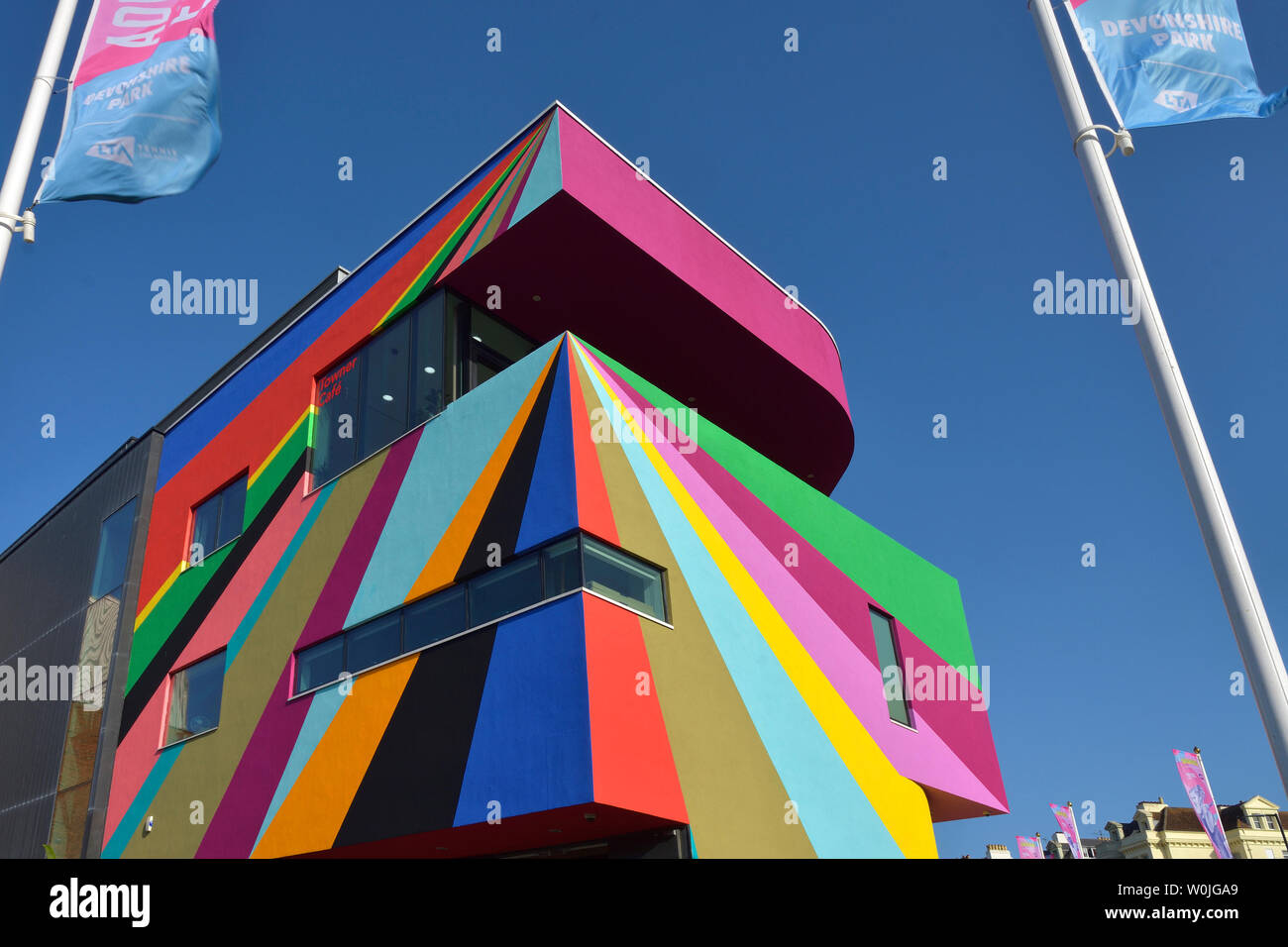 Eastbourne, Inghilterra, Regno Unito. Il 27 giugno 2019. L'azzurro del cielo sopra il neo-verniciato Towner Gallery - multi-colore murale astratta da Lothar Gotz per celebrare la galleria del decimo compleanno Foto Stock