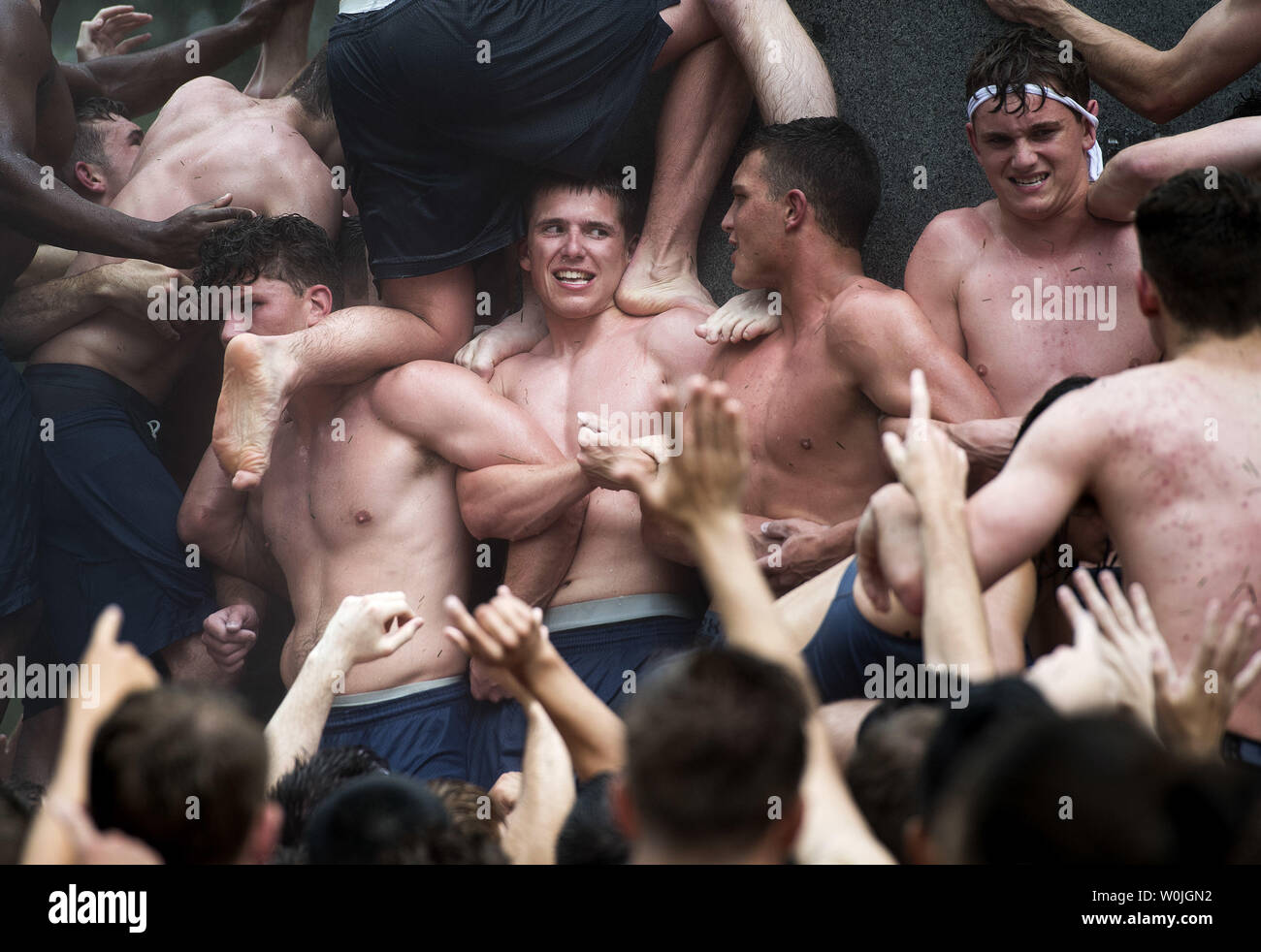 Il guardiamarina lavorano insieme durante l'Herndon Monument Climb all'Accademia Navale degli Stati Uniti ad Annapolis, Maryland il 22 maggio 2017. Il guardiamarina Joe McGraw, di Rockford, Illinois, posto il upperclassman hat sulla sommità del monumento dopo 2 ore, 21 minuti e 21 secondi. L'Herndon Monument Climb è il tradizionale culmine della plebe anno o al primo anno, presso l'U.S. Accademia Navale. La classe deve lavorare insieme per recuperare un bianco plebs 'dixie cup' cappello del monumento e di sostituirlo con un upperclassman's hat. Foto di Kevin Dietsch/UPI Foto Stock