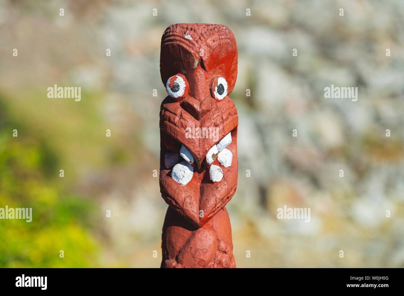 Abilmente intagliata statua tradizionale Maori di legno, Whakarewarewa, Rotorua, Baia di Planty, Isola del nord, Nuova Zelanda Foto Stock