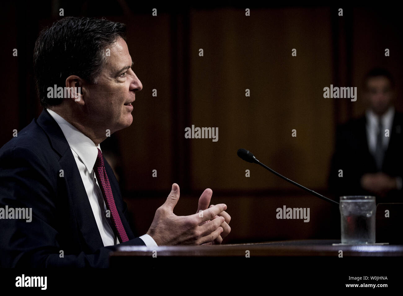 Ex direttore dell'FBI James Comey testimonia ad una audizione del Senato selezionare comitato di intelligence sulla Capitol Hill a Washington D.C. il 8 giugno 2017. Comey testimoniata circa le sue interazioni con il presidente Donald Trump che includeva la presunta pressione feltro Comey per interrompere alcune indagini riguardanti la Russia e la sua interferenza nelle elezioni presidenziali. Comey è stato bruscamente licenziato dal Presidente del mese scorso. Foto di Pete Marovich/UPI Foto Stock