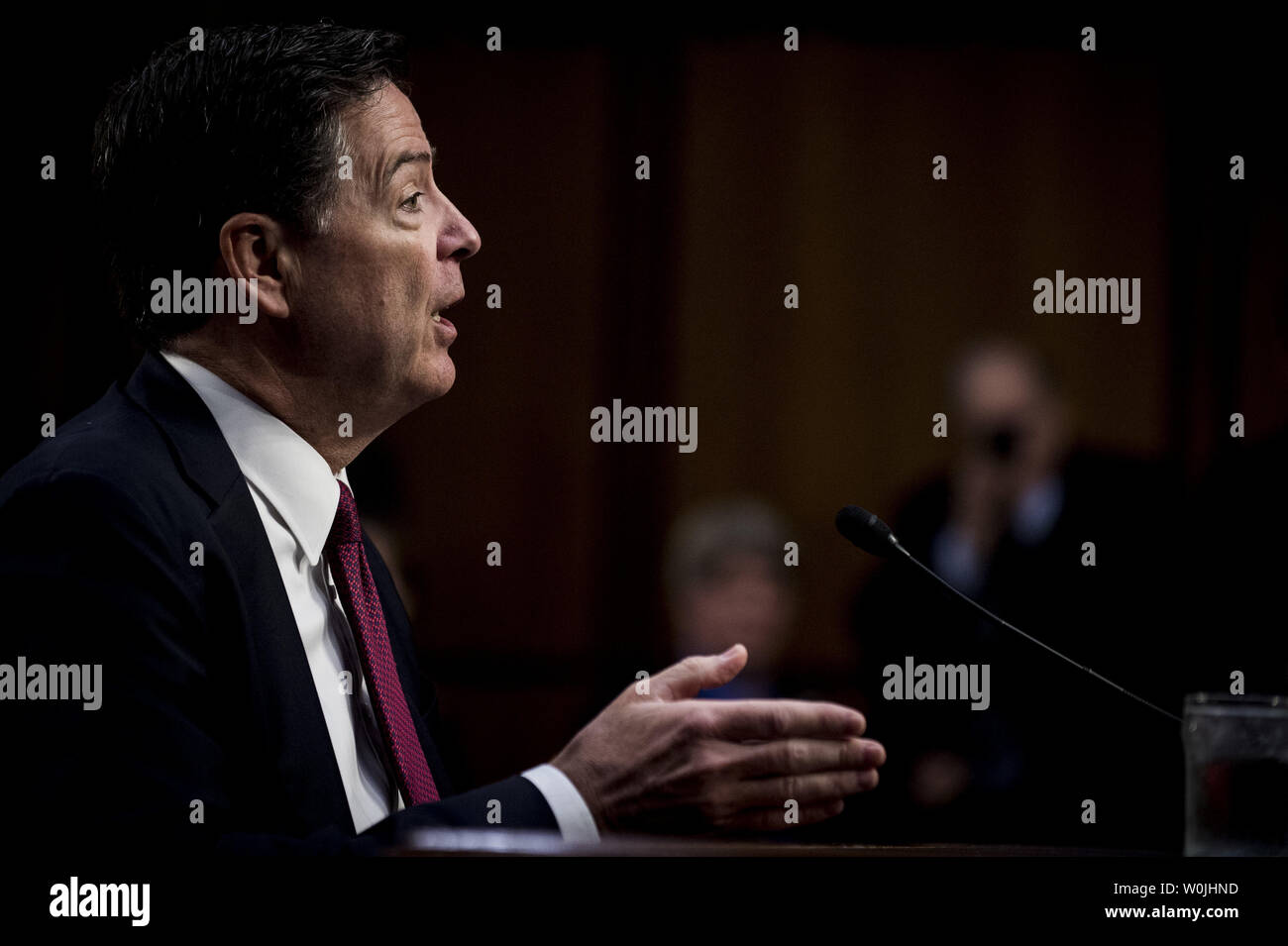 Ex direttore dell'FBI James Comey testimonia ad una audizione del Senato selezionare comitato di intelligence sulla Capitol Hill a Washington D.C. il 8 giugno 2017. Comey testimoniata circa le sue interazioni con il presidente Donald Trump che includeva la presunta pressione feltro Comey per interrompere alcune indagini riguardanti la Russia e la sua interferenza nelle elezioni presidenziali. Comey è stato bruscamente licenziato dal Presidente del mese scorso. Foto di Pete Marovich/UPI Foto Stock