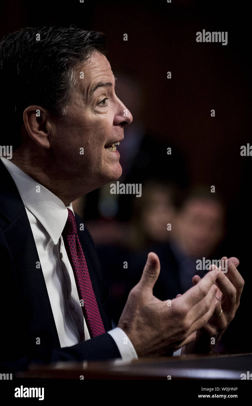 Ex direttore dell'FBI James Comey testimonia ad una audizione del Senato selezionare comitato di intelligence sulla Capitol Hill a Washington D.C. il 8 giugno 2017. Comey testimoniata circa le sue interazioni con il presidente Donald Trump che includeva la presunta pressione feltro Comey per interrompere alcune indagini riguardanti la Russia e la sua interferenza nelle elezioni presidenziali. Comey è stato bruscamente licenziato dal Presidente del mese scorso. Foto di Pete Marovich/UPI Foto Stock