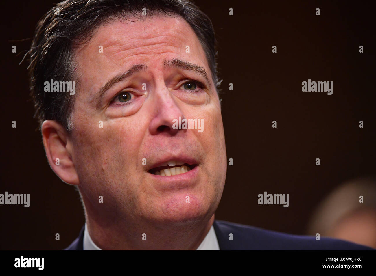 Ex direttore dell'FBI James Comey testimonia ad una audizione del Senato selezionare comitato di intelligence sulla Capitol Hill a Washington D.C. il 8 giugno 2017. Comey testimoniata circa le sue interazioni con il presidente Donald Trump che includeva la presunta pressione feltro Comey per interrompere alcune indagini riguardanti la Russia e la sua interferenza nelle elezioni presidenziali. Comey è stato bruscamente licenziato dal Presidente del mese scorso. Foto di Kevin Dietsch/UPI Foto Stock