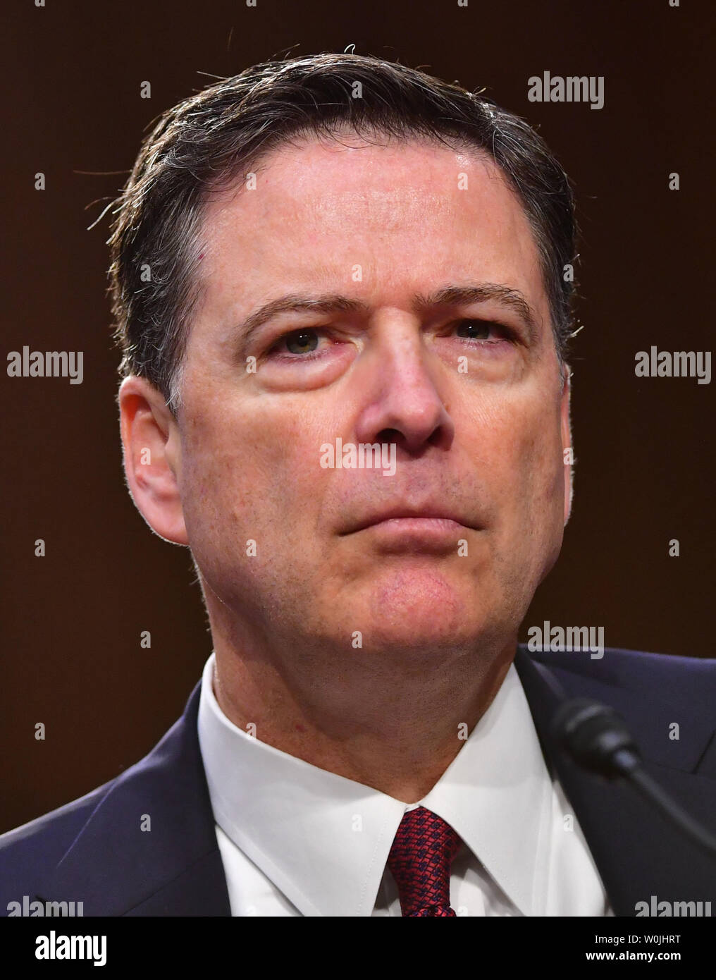 Ex direttore dell'FBI James Comey testimonia ad una audizione del Senato selezionare comitato di intelligence sulla Capitol Hill a Washington D.C. il 8 giugno 2017. Comey testimoniata circa le sue interazioni con il presidente Donald Trump che includeva la presunta pressione feltro Comey per interrompere alcune indagini riguardanti la Russia e la sua interferenza nelle elezioni presidenziali. Comey è stato bruscamente licenziato dal Presidente del mese scorso. Foto di Kevin Dietsch/UPI Foto Stock