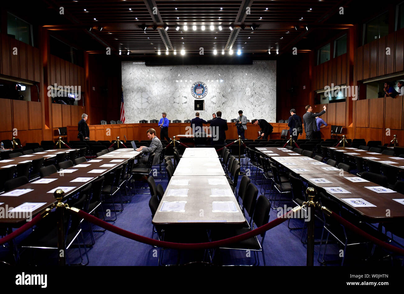 L' audizione camera è visto prima ex direttore dell'FBI James Comey testimonia davanti al Senato Comitato di intelligence sulla Capitol Hill a Washington D.C. il 8 giugno 2017. Comey testimoniata circa le sue interazioni con il presidente Donald Trump che includeva la presunta pressione feltro Comey per interrompere alcune indagini riguardanti la Russia e la sua interferenza nelle elezioni presidenziali. Comey è stato bruscamente licenziato dal Presidente del mese scorso. Foto Stock