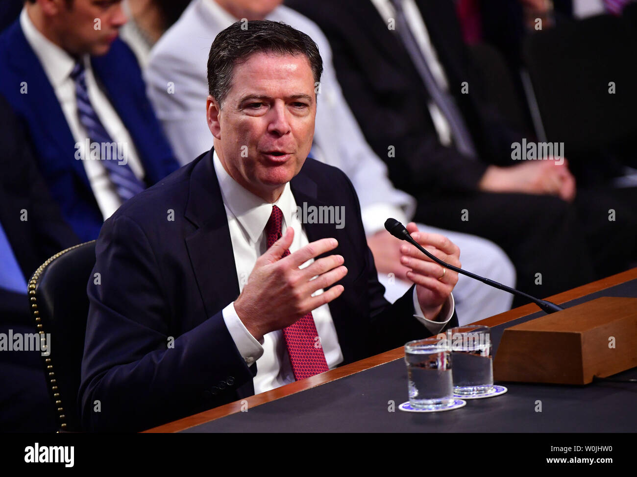 Ex direttore dell'FBI James Comey testimonia ad una audizione del Senato selezionare comitato di intelligence sulla Capitol Hill a Washington D.C. il 8 giugno 2017. Comey testimoniata circa le sue interazioni con il presidente Donald Trump che includeva la presunta pressione feltro Comey per interrompere alcune indagini riguardanti la Russia e la sua interferenza nelle elezioni presidenziali. Comey è stato bruscamente licenziato dal Presidente del mese scorso. Foto di Kevin Dietsch/UPI Foto Stock