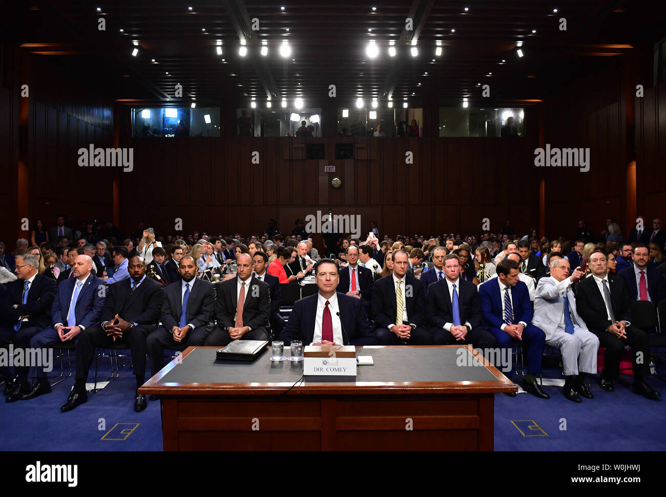 Ex direttore dell'FBI James Comey testimonia ad una audizione del Senato selezionare comitato di intelligence sulla Capitol Hill a Washington D.C. il 8 giugno 2017. Comey testimoniata circa le sue interazioni con il presidente Donald Trump che includeva la presunta pressione feltro Comey per interrompere alcune indagini riguardanti la Russia e la sua interferenza nelle elezioni presidenziali. Comey è stato bruscamente licenziato dal Presidente del mese scorso. Foto di Kevin Dietsch/UPI Foto Stock