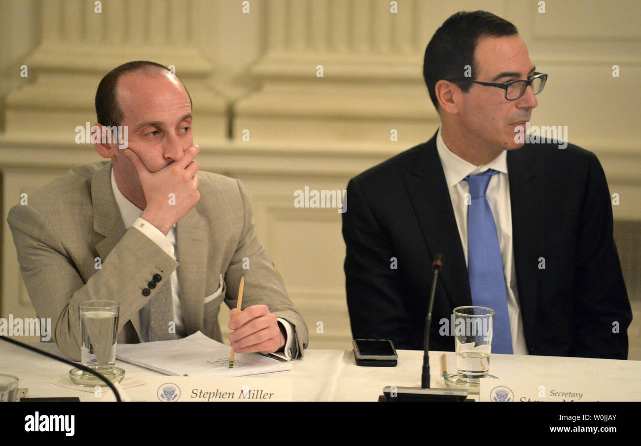 White House Advisor Stephen Miller (L) e segretario del Tesoro Steven Mnuchin ascoltare commento dal presidente Donald Trump a una tecnologia americana Consiglio tavola rotonda, alla Casa Bianca, 19 giugno 2017, a Washington, DC. Funzionari dell amministrazione CEOs ospitato dal top tech aziende come Apple, alfabeto, Amazon e Microsoft. Foto di Mike Theiler/UPI Foto Stock
