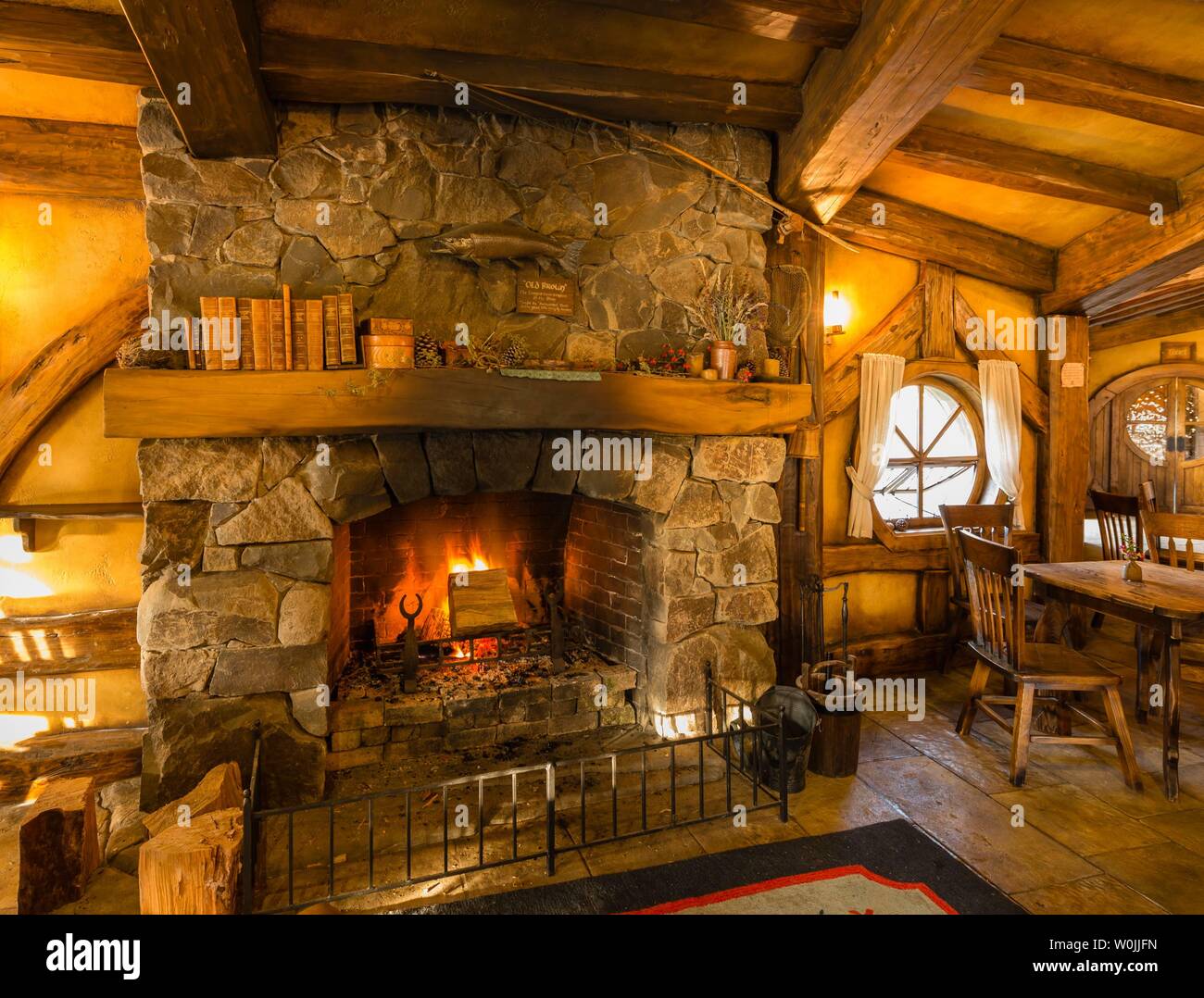 Il fuoco nel camino, foto di interni, bar Green Dragon Inn, Hobbiton in Shire, location del film per il Signore degli Anelli e Lo Hobbit Foto Stock