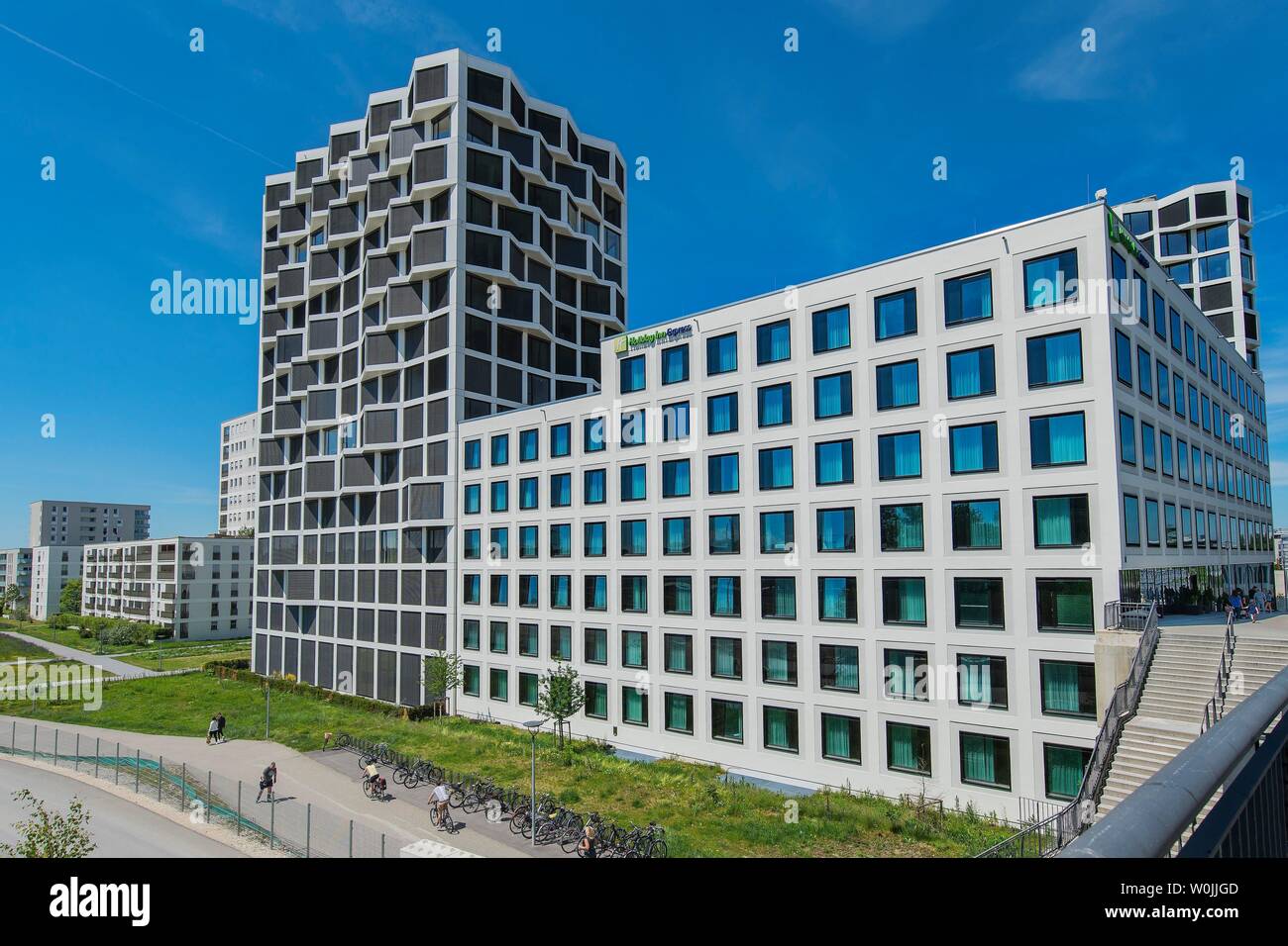 Le torri residenziali amici e Hotel Holiday-Inn-Express a Hirschgarten, Monaco di Baviera, Baviera, Baviera, Germania Foto Stock