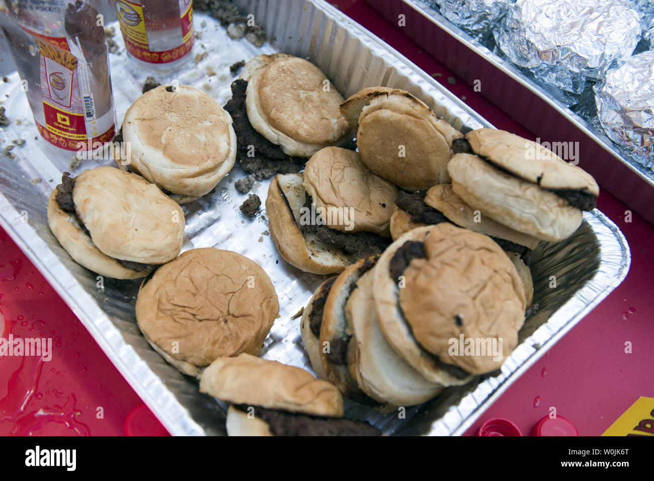 Uneaten hamburger sono visibili dopo la Z-Burger 8 Indipendenza annuale Burger mangiare campionato, a Washington D.C. il 3 luglio 2017. Molly Schuyler ha vinto il concorso di quest'anno 21 mangiare hamburger in dieci minuti. Foto di Kevin Dietsch/UPI Foto Stock