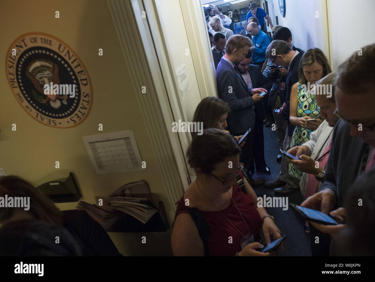 I membri dei media di attendere al di fuori della casa bianca inferiore ufficio stampa come notizie del segretario stampa della Casa Bianca Sean Spicer di rassegnare le dimissioni è stato annunciato, alla Casa Bianca a Washington D.C. il 21 luglio 2017. Foto di Kevin Dietsch/UPI Foto Stock