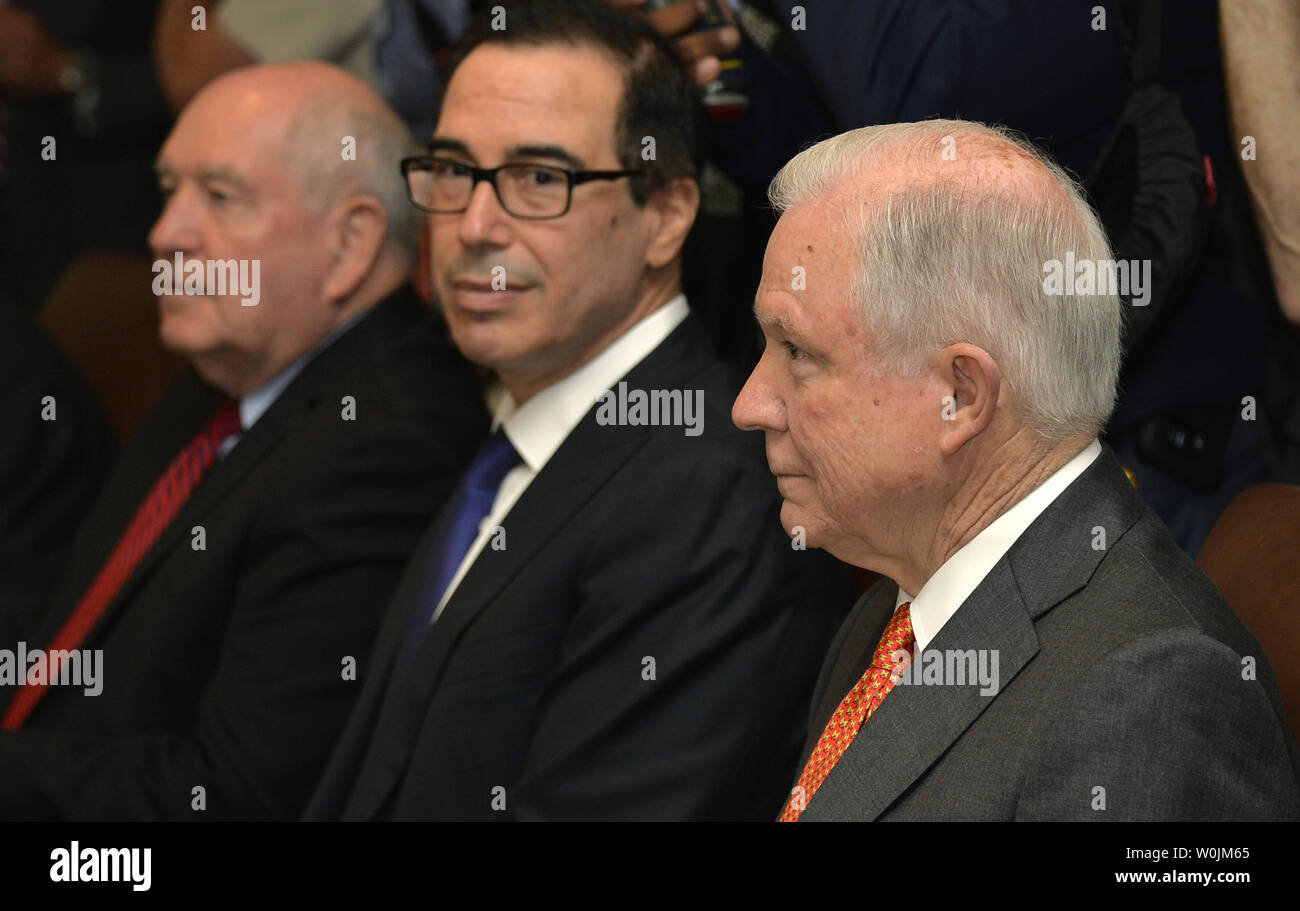 Il procuratore generale Jeff sessioni (R) ascolta commento dal presidente Donald Trump durante una riunione del gabinetto, insieme con il Segretario per l'agricoltura Sonny Perdue (L) e segretario del Tesoro Steven Mnuchin, alla Casa Bianca, 31 luglio 2017, a Washington, DC. In precedenza John F. Kelly, un pensionato Marine Corps generale ed ex segretario del Dipartimento per la sicurezza nazionale, ha prestato giuramento come nuovo capo del personale della Casa Bianca. Foto di Mike Theiler/UPI Foto Stock
