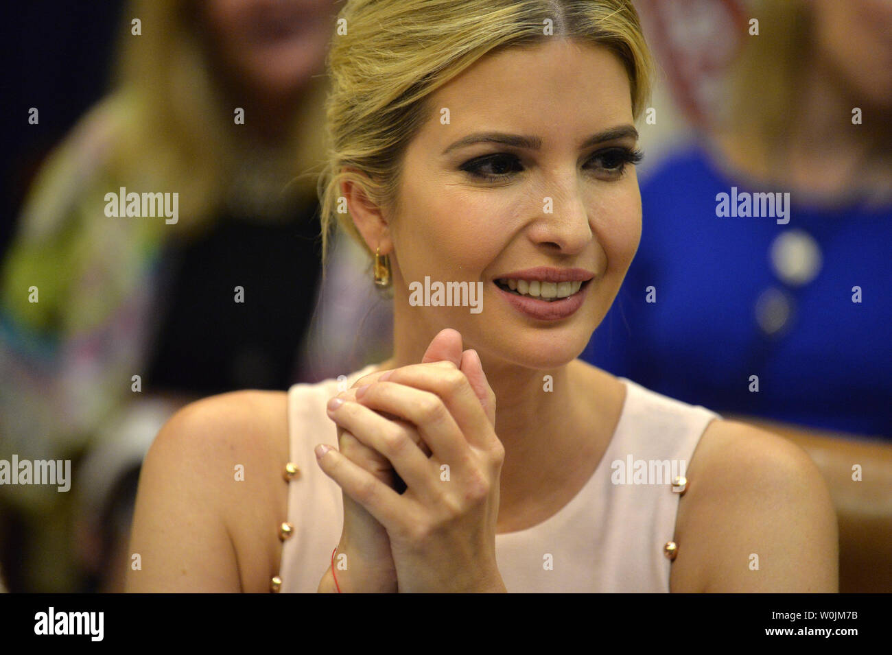Ivanka Trump si unisce a una sessione di ascolto con coniugi militare, alla Casa Bianca, 2 agosto 2017, a Washington, DC. Il Trump administration sta lavorando in collaborazione con il Dipartimento del Lavoro e la Small Business Administration per aiutare i coniugi a trovare un posto di lavoro quando i coniugi sono distribuiti o posti di lavoro interrotta da spostare in una nuova installazione. Foto di Mike Theiler/UPI Foto Stock