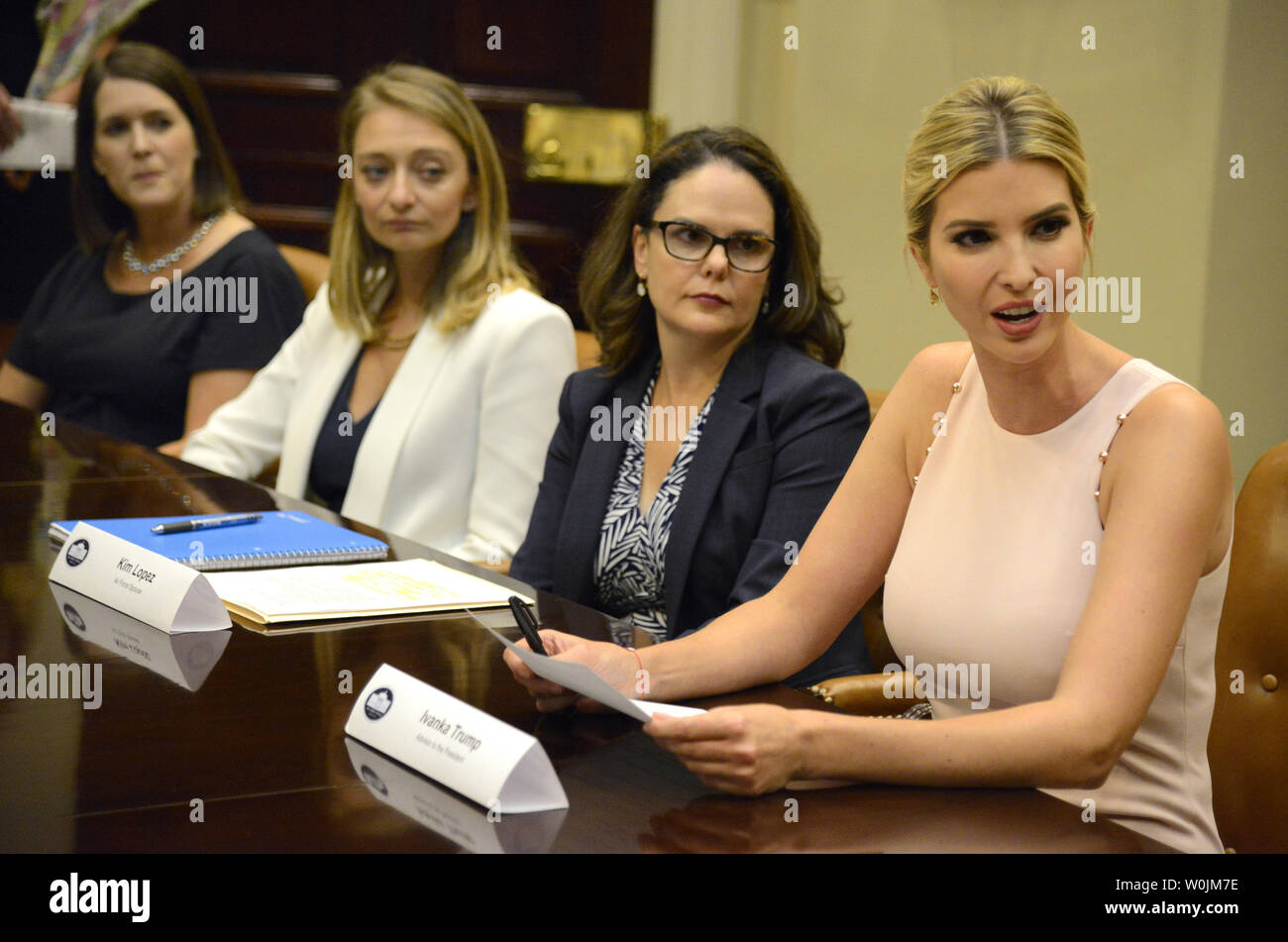 Ivanka Trump (R) rende il commento durante una sessione di ascolto con coniugi militare, alla Casa Bianca, 2 agosto 2017, a Washington, DC. Il Trump administration sta lavorando in collaborazione con il Dipartimento del Lavoro e la Small Business Administration per aiutare i coniugi a trovare un posto di lavoro quando i coniugi sono distribuiti o posti di lavoro interrotta da spostare in una nuova installazione. Foto di Mike Theiler/UPI Foto Stock