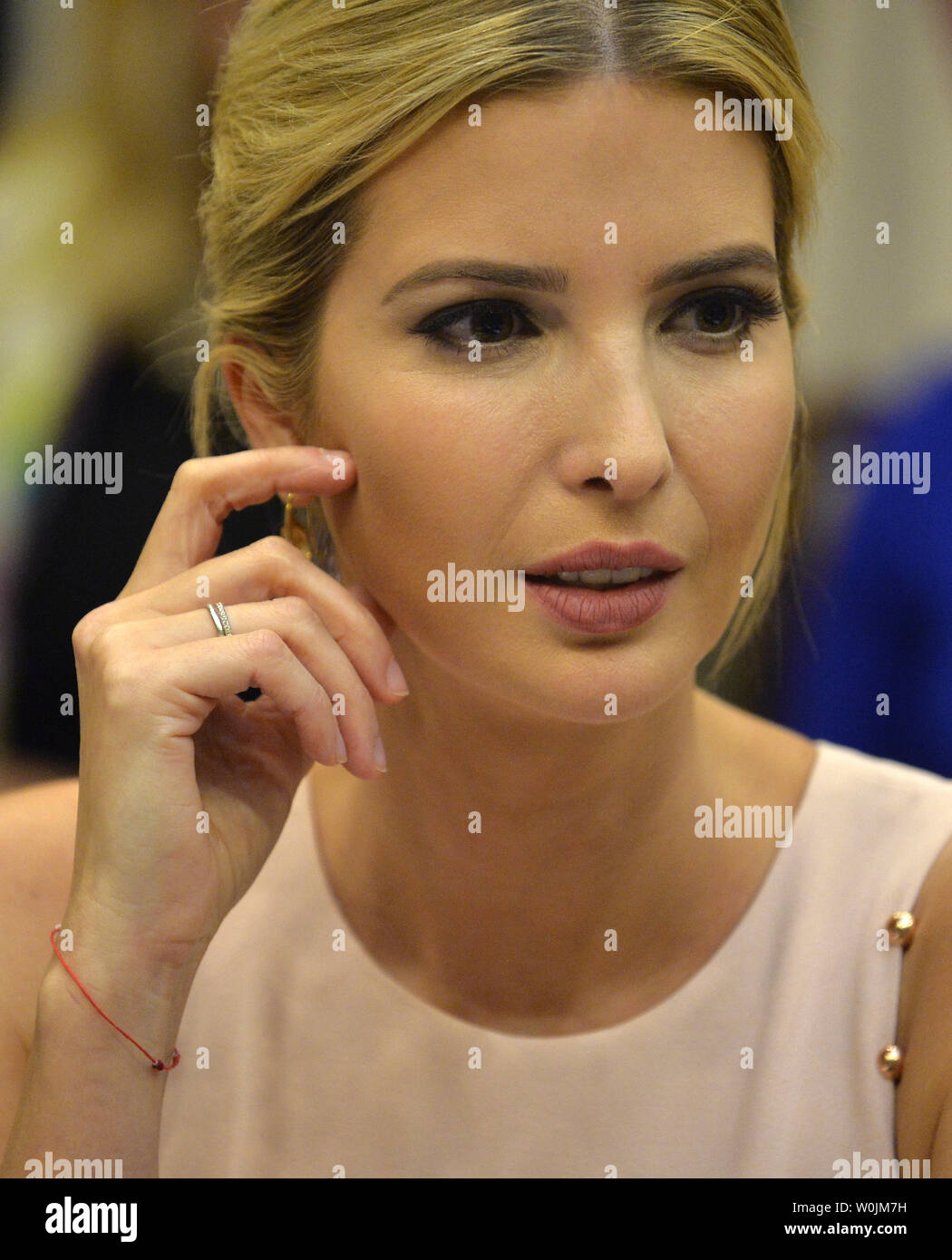 Ivanka Trump si unisce a una sessione di ascolto con coniugi militare, alla Casa Bianca, 2 agosto 2017, a Washington, DC. Il Trump administration sta lavorando in collaborazione con il Dipartimento del Lavoro e la Small Business Administration per aiutare i coniugi a trovare un posto di lavoro quando i coniugi sono distribuiti o posti di lavoro interrotta da spostare in una nuova installazione. Foto di Mike Theiler/UPI Foto Stock