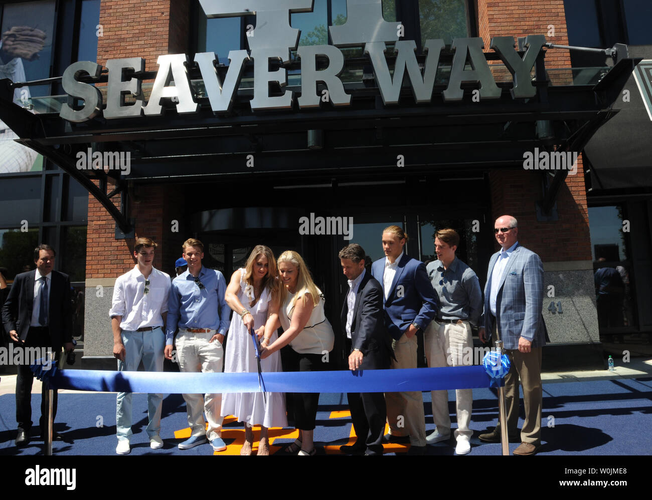 Queens, NY, STATI UNITI D'AMERICA. Il 27 giugno, 2019. Anne Seaver, Sarah Seaver e Jeff Wilpon con la famiglia Seaver al 'Seaver modo' ridenominazione di cerimonia in onore di Mets leggenda Tom Seaver una sette-blocco tratto al di fuori del campo di Citi nel Queens, a New York City il 27 giugno 2019. Credito: Giorgio Napolitano/media/punzone Alamy Live News Foto Stock