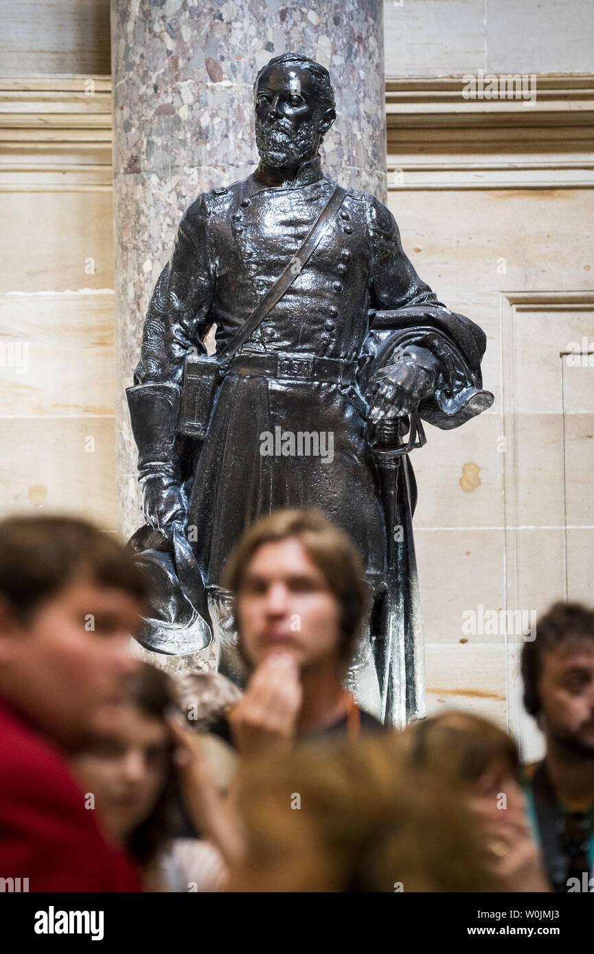 Statua di Joseph Wheeler, comandante di cavalleria per l'esercito confederato del Tennessee durante la Guerra Civile, sorge nella hall la statuaria in Campidoglio degli Stati Uniti il 17 agosto 2017 a Washington DC, un dibattito a livello nazionale è in corso concernente il distacco di statue e monumenti storici e i marcatori che rivolgo la Confederazione. Foto di Pete Marovich/UPI Foto Stock