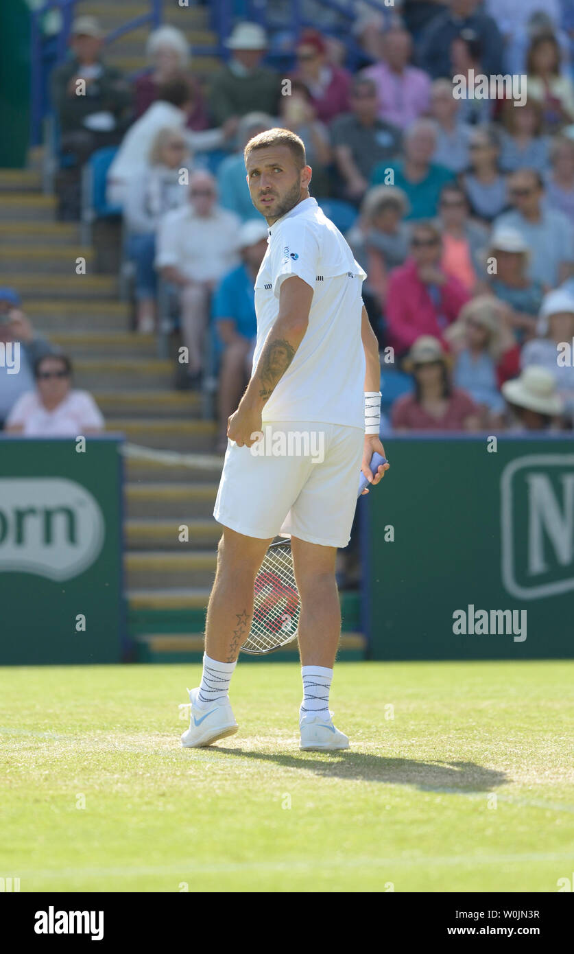 Dan Evans (GBR) giocando sul Centre Court alla natura Valle internazionali di tennis, Devonshire Park, Eastbourne, Regno Unito. Il 27 giugno 2019. Foto Stock