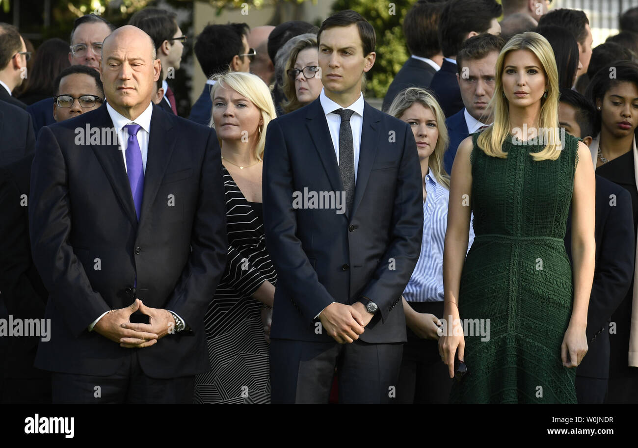 Ivanka Trump (R) e il marito Jared Kushner (C) Unire Casa Bianca consulente economico Gary Cohn di partecipare con il presidente Donald Trump e la First Lady Melania Trump in una cerimonia con la famiglia e lo staff in occasione della ricorrenza del 11 settembre 2001 attentati, sul prato Sud della Casa Bianca, 11 settembre 2017, a Washington, DC. Trump era anche partecipare ad una cerimonia del Pentagono, dove un dirottamento aereo si schiantò in un edificio. Foto di Mike Theiler/UPI Foto Stock