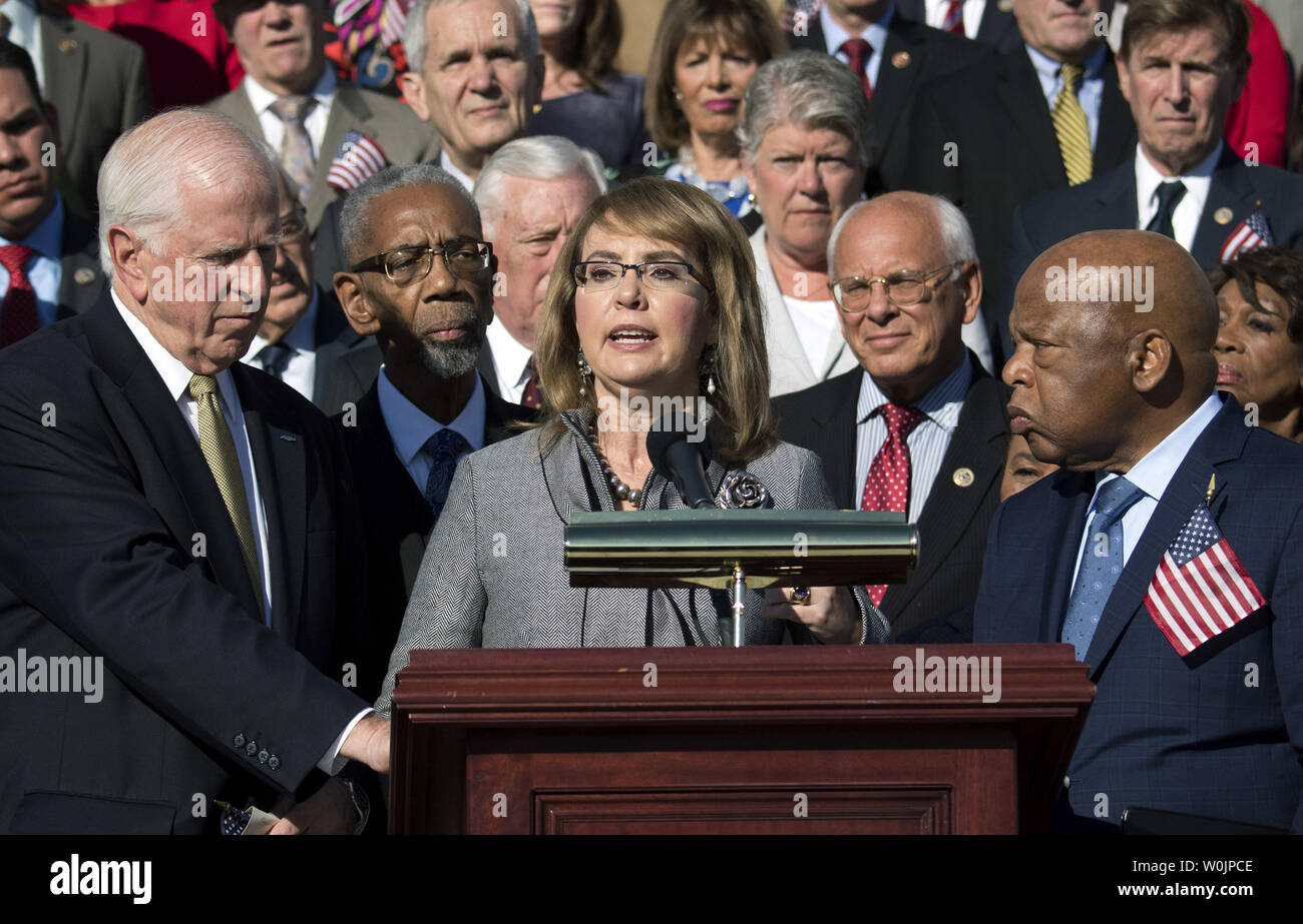 Ex congressista e della violenza pistola vittima Gabby Giffords risolve un rally sulla parte anteriore orientale passi dell'U.S. La camera dei rappresentanti il 4 ottobre 2017 a Washington D.C. I deputati democratici del Congresso tenuto il rally per onorare le vittime della massa riprese in Las Vegas e la richiesta di passaggio del King-Thompson bipartisan normativa per rafforzare i controlli in background e che istituisce una bipartisan Comitato di selezione sulla violenza pistola. Foto di Kevin Dietsch/UPI Foto Stock