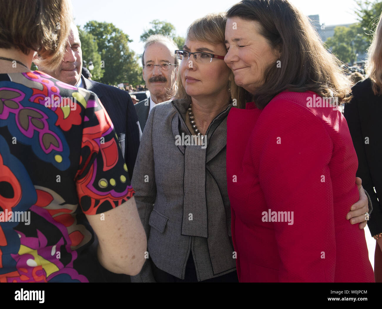 Ex congressista e della violenza pistola vittima Gabby Giffords (C) saluta i membri del Congresso a seguito di un rally sulla parte anteriore orientale passi dell'U.S. La camera dei rappresentanti il 4 ottobre 2017 a Washington D.C. I deputati democratici del Congresso tenuto il rally per onorare le vittime della massa riprese in Las Vegas e la richiesta di passaggio del King-Thompson bipartisan normativa per rafforzare i controlli in background e che istituisce una bipartisan Comitato di selezione sulla violenza pistola. Foto di Kevin Dietsch/UPI Foto Stock