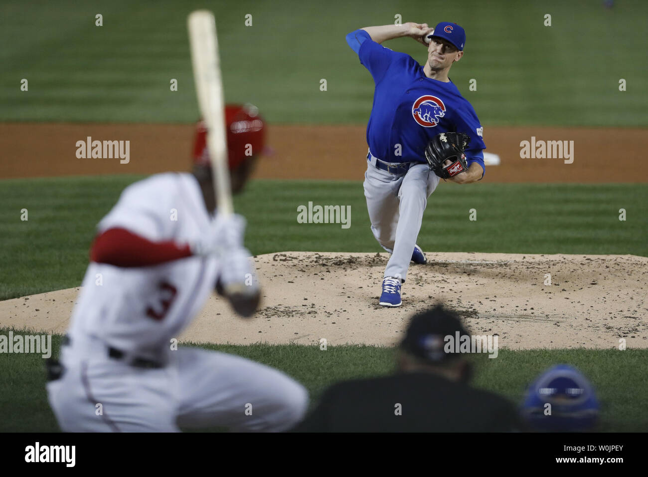 Chicago Cubs a partire lanciatore Kyle Hendricks getta contro i cittadini di Washington nella terza inning di gioco 1 della NLDS ai cittadini Park a Washington D.C. il 6 ottobre 2017. UPI Foto Stock