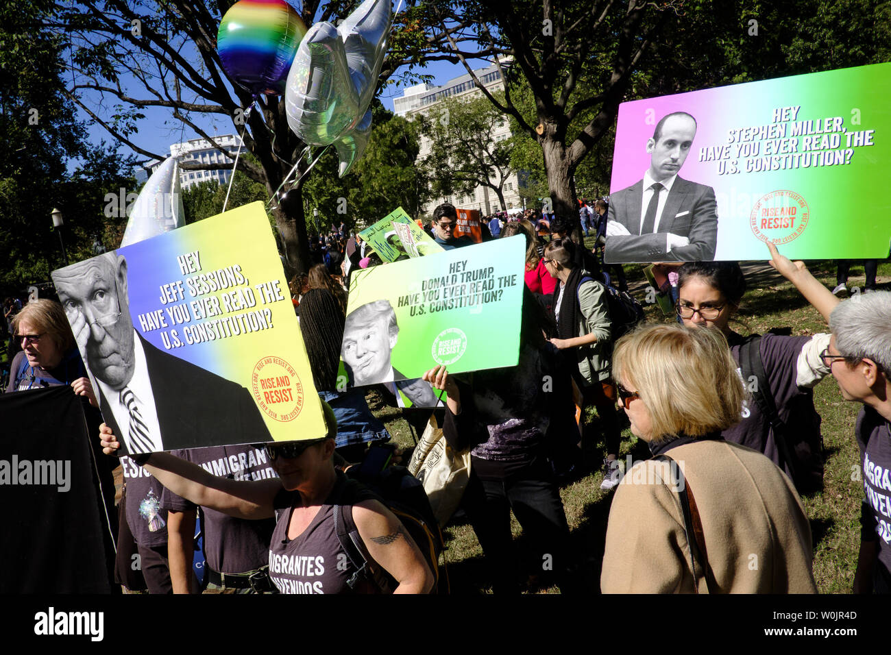 Gli attivisti frequentare un '#NoMuslimBanEver' rally in Lafayette Park davanti alla Casa Bianca il 18 ottobre 2017 a Washington DC, sponsorizzato dal Consiglio sulle relazioni American-Islamic (CAIR) il rally e il mese di marzo è stato per protestare contro le politiche discriminatorie che target e male American musulmana e comunità di immigrati negli Stati Uniti." Foto di Pete Marovich/UPI Foto Stock