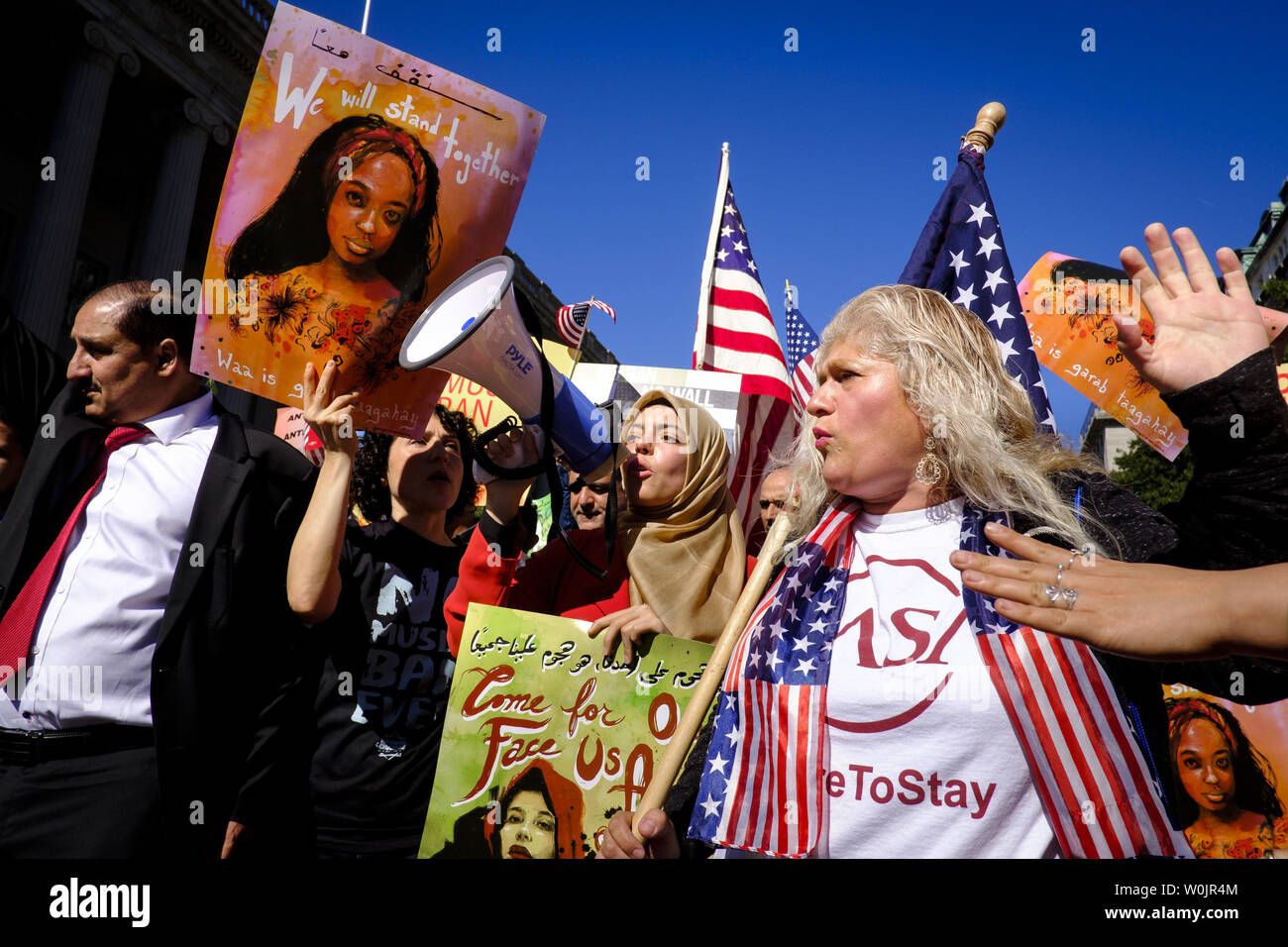 Gli attivisti marzo al Trump International Hotel a seguito di un '#NoMuslimBanEver' rally in Lafayette Park davanti alla Casa Bianca il 18 ottobre 2017 a Washington DC, sponsorizzato dal Consiglio sulle relazioni American-Islamic (CAIR) il rally e il mese di marzo è stato per protestare contro le politiche discriminatorie che target e male American musulmana e comunità di immigrati negli Stati Uniti." Foto di Pete Marovich/UPI Foto Stock