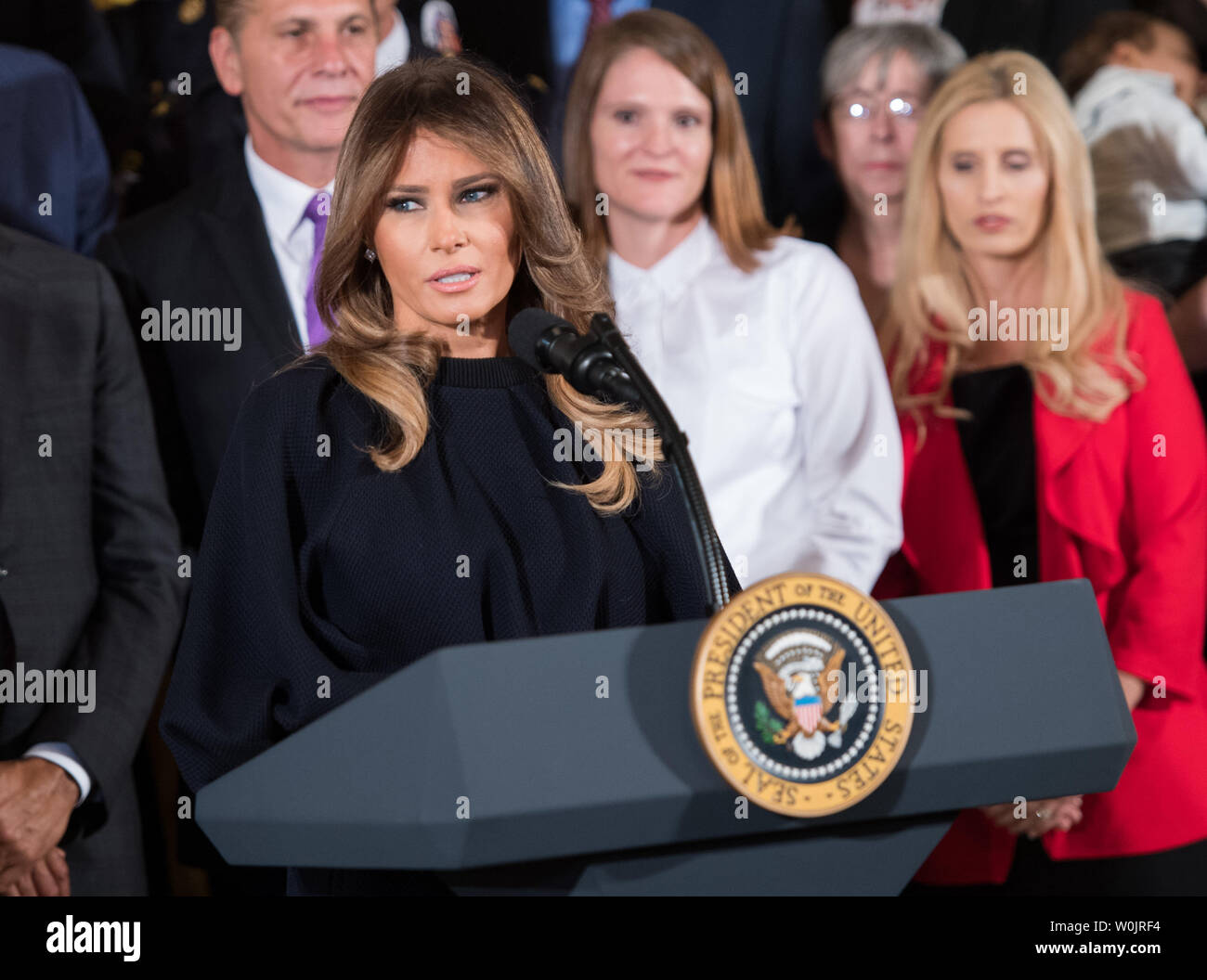 La First Lady Melania Trump offre commento sulla crisi di oppioidi in Oriente camera presso la Casa Bianca a Washington D.C. il 26 ottobre 2017. Foto di Kevin Dietsch/UPI Foto Stock