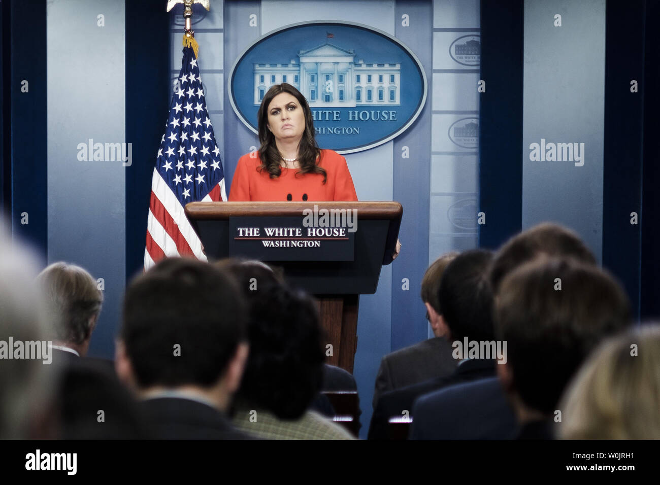 Segretario stampa della Casa Bianca Sarah Huckabee Sanders risponde alle domande durante il Daily briefing con la stampa alla Casa Bianca il 1 novembre 2017 a Washington, DC. Foto di Pete Marovich/UPI Foto Stock