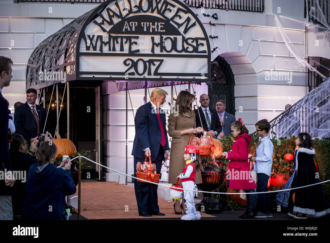 Presidente Donald Trump e la first lady Melania Trump Festeggiare Halloween con i bambini e i genitori dal Maryland, Virginia, e il Distretto di Columbia, come pure le famiglie militari e le organizzazioni comunitarie sul prato Sud della Casa Bianca su ottobre 30, 2017 a Washington, DC. Il presidente e la first lady ha passato fuori i cookies creati dalla Casa Bianca Pasticceria, come pure Presidential M&M's e altre caramelle. Foto di Pete Marovich/UPI Foto Stock