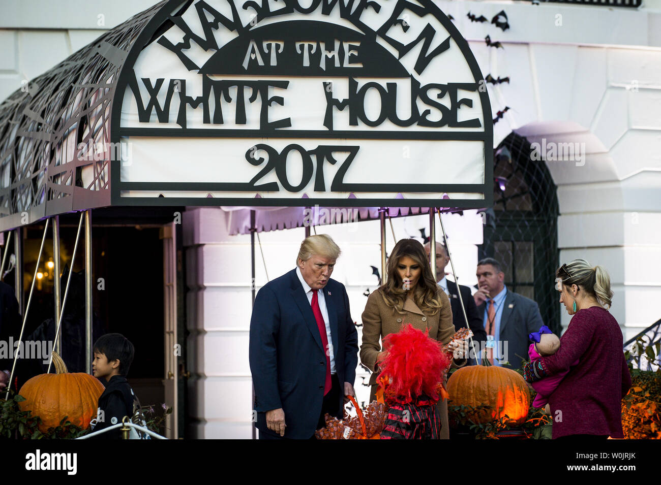 Presidente Donald Trump e la first lady Melania Trump Festeggiare Halloween con i bambini e i genitori dal Maryland, Virginia, e il Distretto di Columbia, come pure le famiglie militari e le organizzazioni comunitarie sul prato Sud della Casa Bianca su ottobre 30, 2017 a Washington, DC. Il presidente e la first lady ha passato fuori i cookies creati dalla Casa Bianca Pasticceria, come pure Presidential M&M's e altre caramelle. Foto di Pete Marovich/UPI Foto Stock