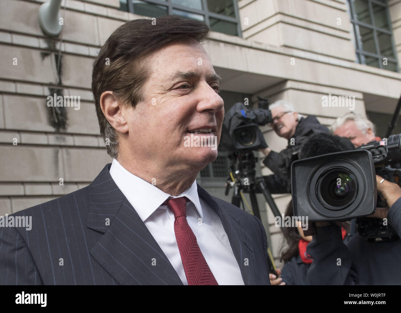 Paolo Manafort, ex Trump campaign manager, lascia la Prettyman Federal Courthouse in seguito ad una audizione del legame a Washington D.C. il 6 novembre 2017. Manafort e il suo ex partner commerciali Richard Gates entrambi ha supplicato non colpevole lunedì per un 12-atto di accusa di carica che ha incluso il riciclaggio di denaro e di cospirazione. Foto di Kevin Dietsch/UPI Foto Stock