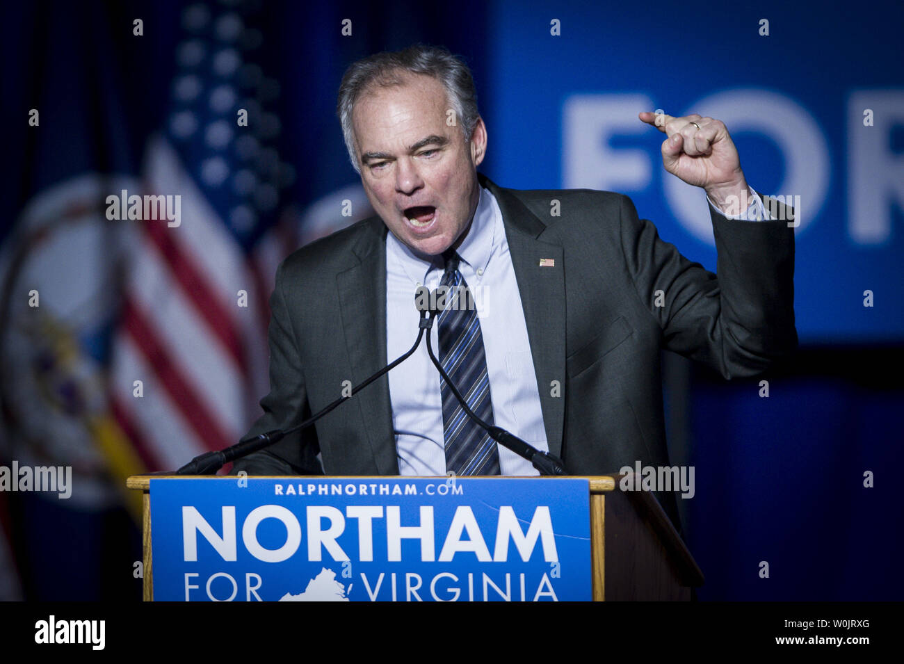 Il senatore Tim Kaine D-Va., parla al funzionario democratico partito orologio presso la George Mason University di Fairfax, Virginia, dopo la notizia che Ralph Northam ha vinto il Virginia governatori gara contro ed Gillespie il 7 novembre 2017. Foto di Pete Marovich/UPI Foto Stock