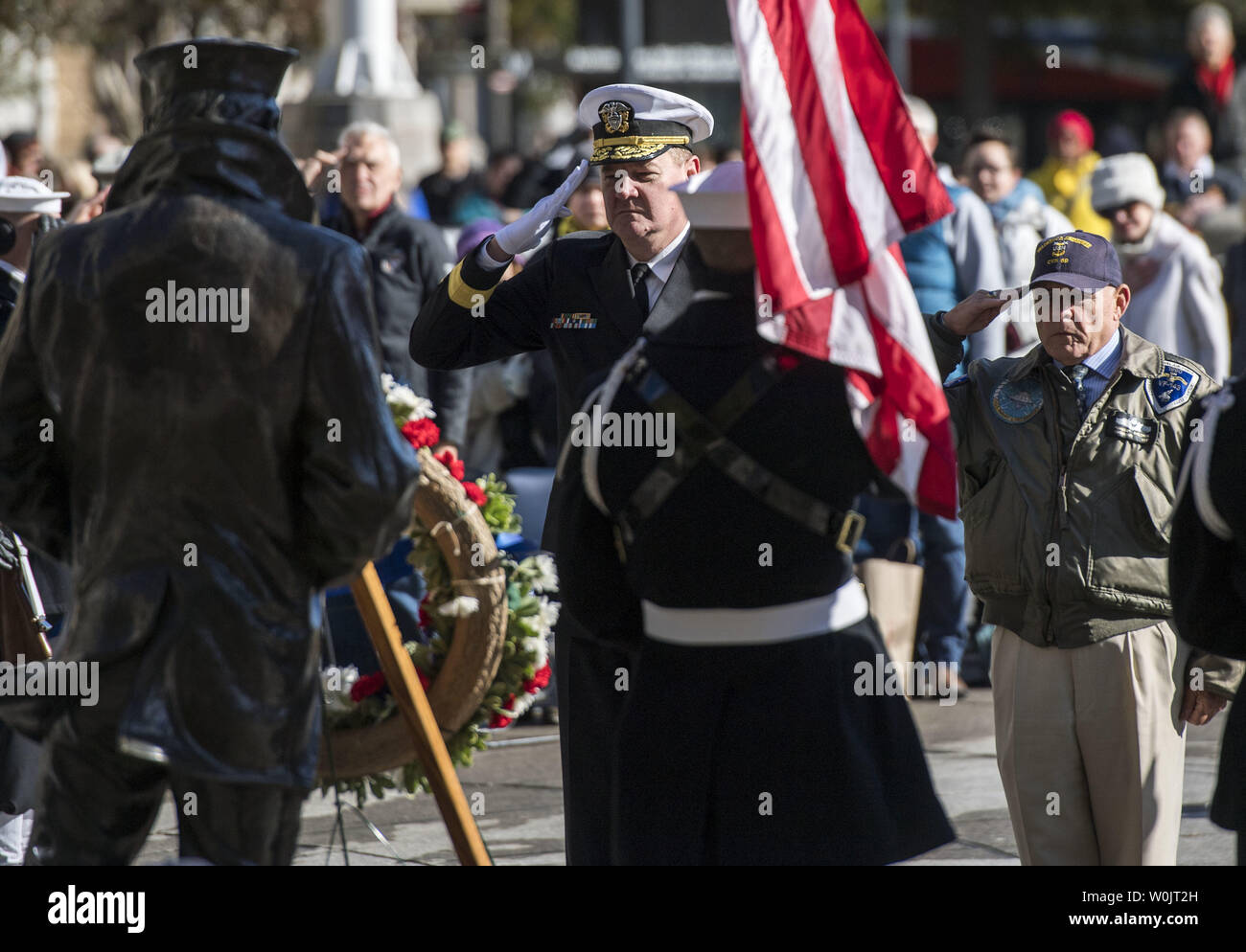 Ammiraglio Charles M. Rock, comandante del distretto navale di Washington e marina in pensione il comando Master Chief Charles Baldwin salutare durante una ghirlanda recante cerimonia in onore dei veterani giorno presso gli Stati Uniti Memoriale Navale il 10 novembre 2017 a Washington D.C. Foto di Kevin Dietsch/UPI Foto Stock