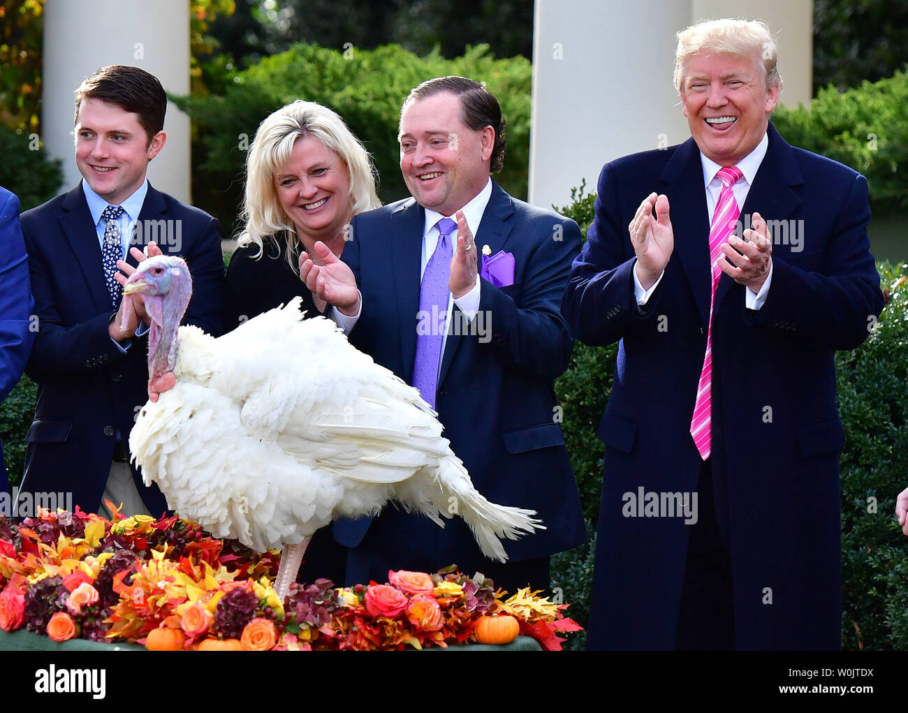 Presidente Donald Trump (R) perdona coscia, la Nazionale del Ringraziamento, la Turchia come egli è entrato a far parte da National Turchia Federazione Presidente Carl Wittenburg (2nd-R) e membri della famiglia di Wittenberg, durante l annuale ringraziamento Turchia perdonare cerimonia nel Giardino delle Rose alla Casa Bianca il 21 novembre 2017 a Washington D.C. Coscia e un supplente Turchia denominato Wishbone entreranno a far parte del passato tacchini graziati a Gobblers resto sul campus dell'università di Virginia Tech. Foto di Kevin Dietsch/UPI.. Foto Stock