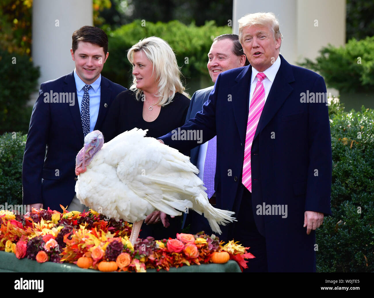 Presidente Donald Trump (R) perdona coscia, la Nazionale del Ringraziamento, la Turchia come egli è entrato a far parte da National Turchia Federazione Presidente Carl Wittenburg (2nd-R) e membri della famiglia di Wittenberg, durante l annuale ringraziamento Turchia perdonare cerimonia nel Giardino delle Rose alla Casa Bianca il 21 novembre 2017 a Washington D.C. Coscia e un supplente Turchia denominato Wishbone entreranno a far parte del passato tacchini graziati a Gobblers resto sul campus dell'università di Virginia Tech. Foto di Kevin Dietsch/UPI.. Foto Stock