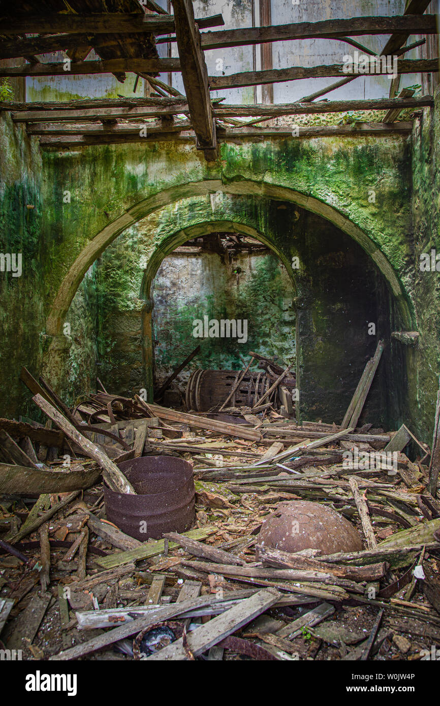 Le rovine di una vecchia casa in Faial da terra, Sao Miguel, Azzorre, Portogallo Foto Stock