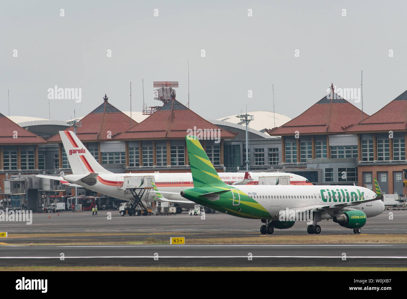 DENPASAR,BALI/INDONESIA-Giugno 08 2019: alcune attività al piazzale dell'Aeroporto Internazionale Ngurah Rai di Bali. Essi si prepara per i passeggeri a bordo, come polv Foto Stock
