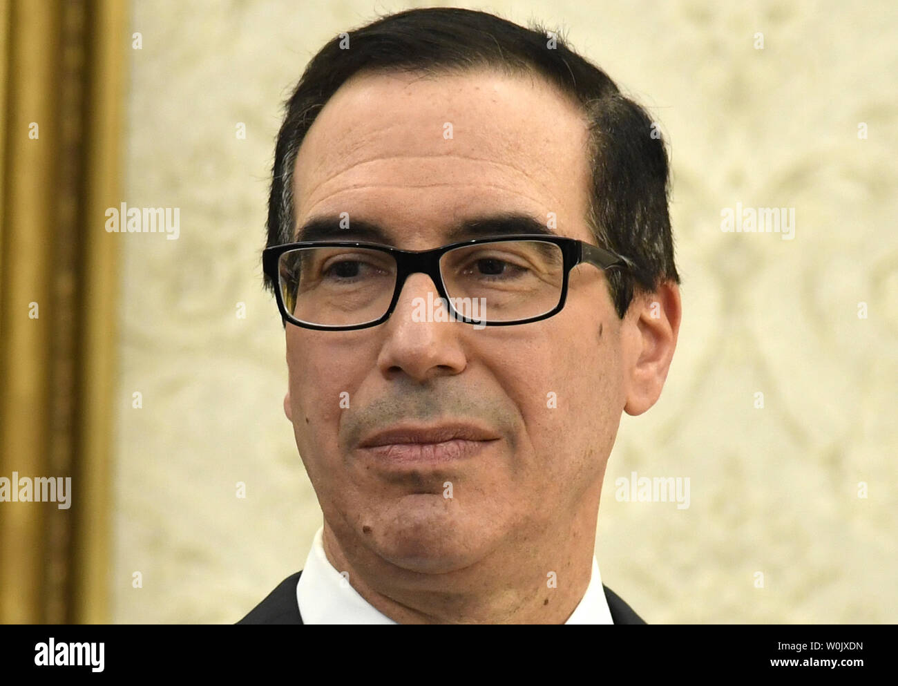 Il segretario al Tesoro Steven Mnuchin partecipa a un incontro organizzato dal presidente Donald Trump per i lavoratori americani all Ufficio Ovale, alla Casa Bianca, 31 gennaio 2018, a Washington, DC. I lavoratori rappresentano un numero di aziende che hanno superato il bonus, come la Banca di Colorado, che hanno emesso 1.000 € di bonus per i loro dipendenti a tempo pieno, e solleva, così come i vantaggi dell'amministrazione della recente riforma fiscale. Foto di Mike Theiler/UPI Foto Stock