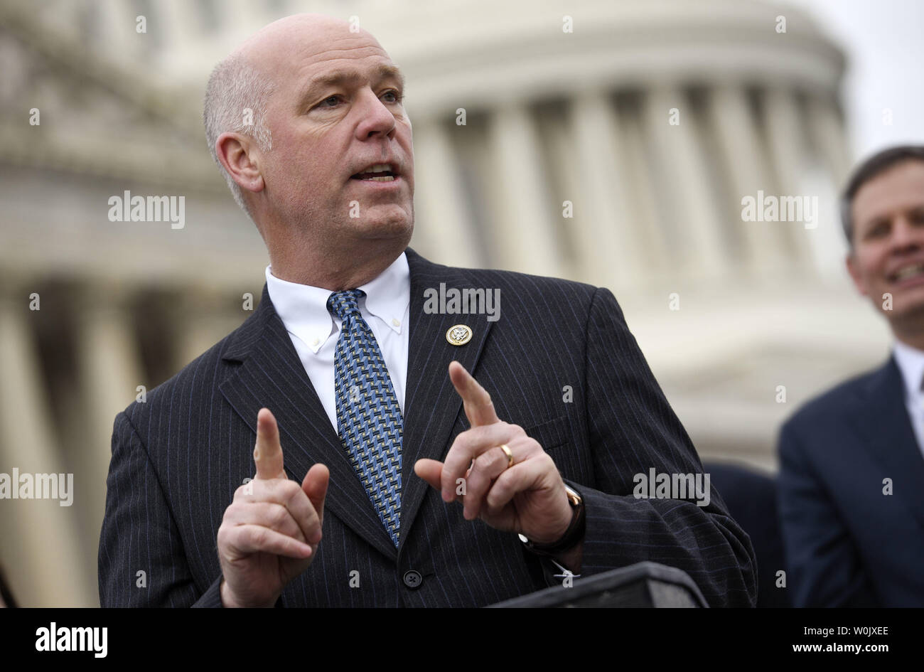 Stati Uniti Rappresentante Greg Gianforte (R-Mont) parla durante una conferenza stampa per discutere "il disperato bisogno di estendere il finanziamento comunitario per i centri di salute" al di fuori degli Stati Uniti Campidoglio in Washington, DC il 6 febbraio 2018. Organizzatori dicono che il Dipartimento della sanità e dei servizi umani 'ha previsto che l'impatto nazionale della perdita del finanziamento federale chiuderà 2.800 centro salute posizioni, eliminare più di 50.000 posti di lavoro e causare la perdita di accesso alle cure per più di 9 milioni di pazienti." Foto di Leigh Vogel/UPI Foto Stock