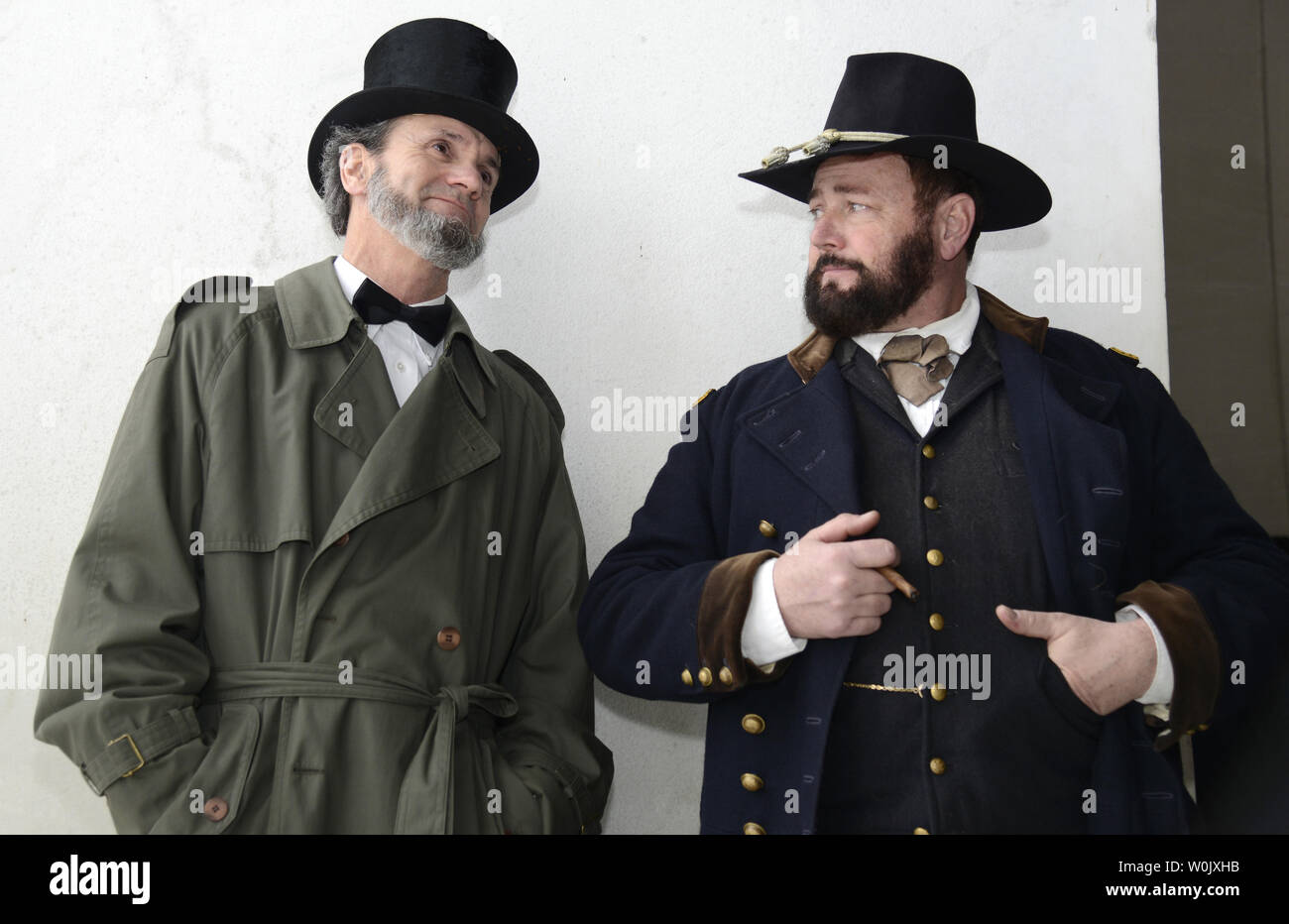 Il presidente statunitense Abraham Lincoln ri-enactor Greg Edwards (L) e Gen. Ulysses S. Grant ri-enactor Kenneth Serfass chat durante un servizio del parco nazionale-evento ospitato per contrassegnare il 209th anniversario di Lincoln il compleanno, 12 febbraio 2018, presso il Lincoln Memorial, a Washington D.C. Considerato uno di America più grandi presidenti, Lincoln è ricordato per preservare l'Unione dopo la guerra civile e la liberazione degli schiavi con il Proclama di emancipazione. Foto di Mike Theiler/UPI Foto Stock