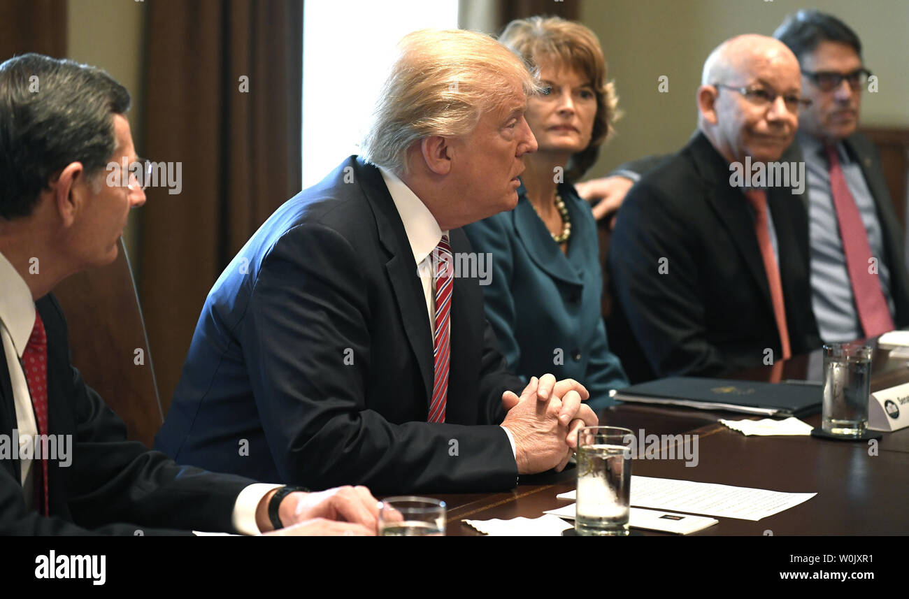 Presidente Donald Trump (2nd, L) rende commento durante una riunione biipartisan con i membri del Congresso, inclusi (L-R) Wyoming Sen. John Barrasso, Alaska Sen. Lisa Murkowski, Oregon sost. Peter DeFazio ed energia Sec. Rick Perry, per discutere il suo piano per le infrastrutture, nel Cabinet Room della Casa Bianca, febbraio 14, 2018 a Washington, DC. La somministrazione è $1.5 trilioni di chiamate di piano per investimenti massicci nella nazione di strade, ponti e aeroporti. Foto di Mike Theiler/UPI Foto Stock