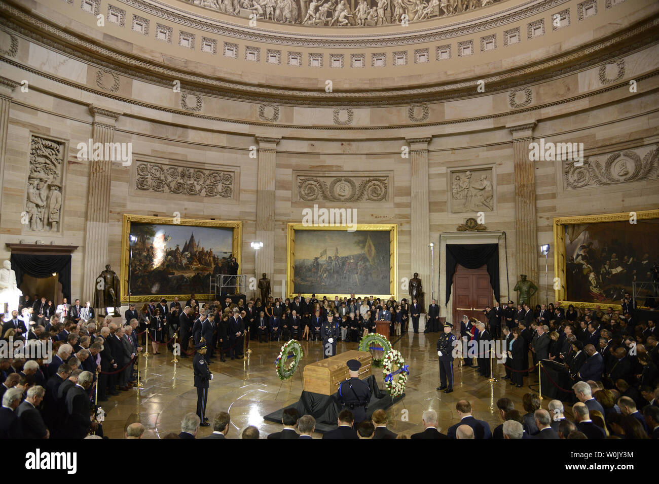 Vista generale dello scrigno di Rev. Billy Graham, giacente in onore del Campidoglio US rotunda, febbraio 28, 2018 a Washington, DC. Il Battista evangelista, 99, era un informale advisor per presidenti poiché il presidente Harry Truman ed è il primo leader religiosi ai laici in onore al Campidoglio. Foto di Mike Theiler/UPI Foto Stock